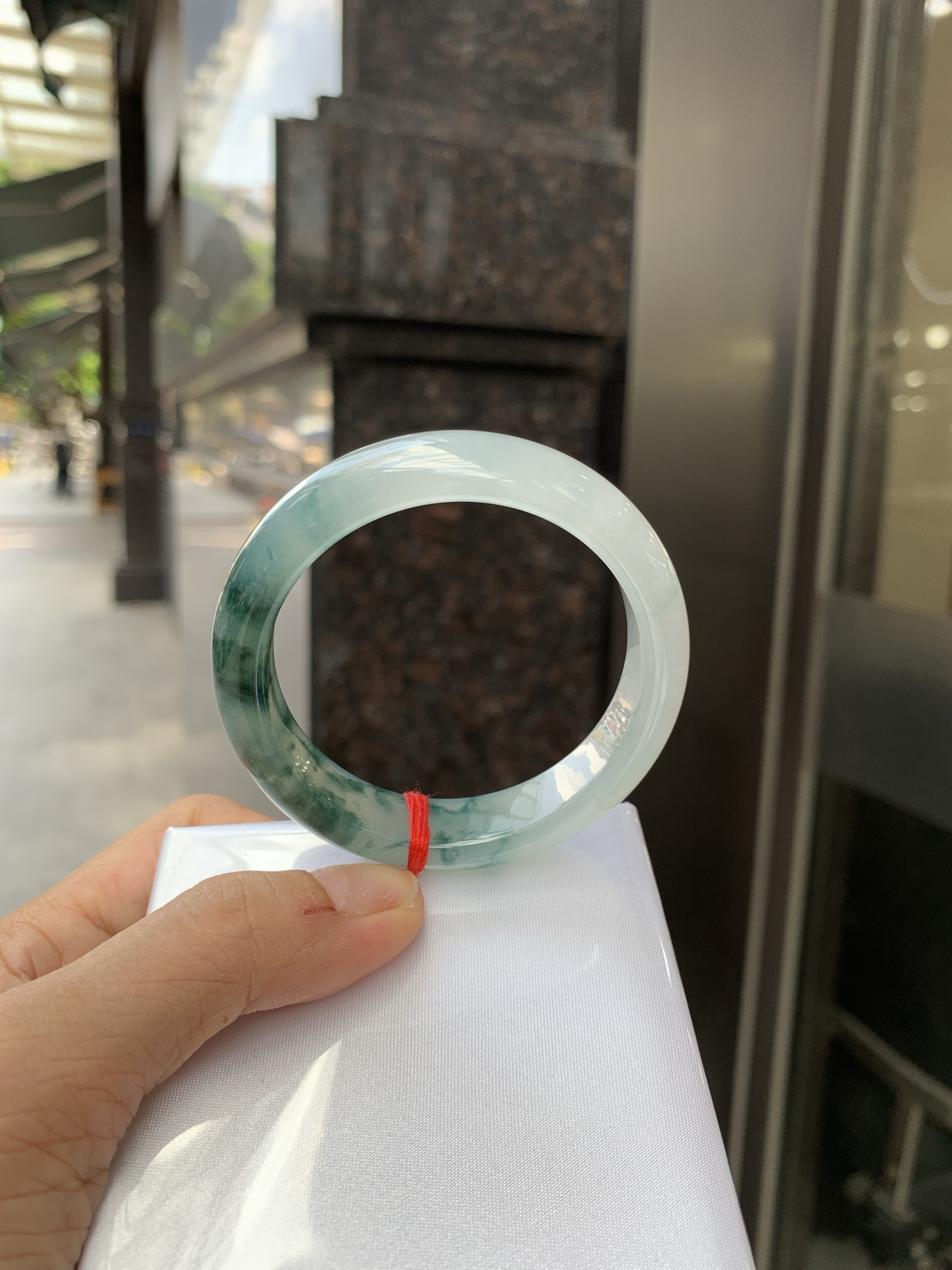 冰飘花正圈 51.5-7.5-12.3 0621-65-13631 打灯断纹，底妆水润细腻，冰底中开出了朵朵兰花，飘花灵动飘逸，勾勒出一幅唯美诗意的山水意境画，古典优雅又秀气