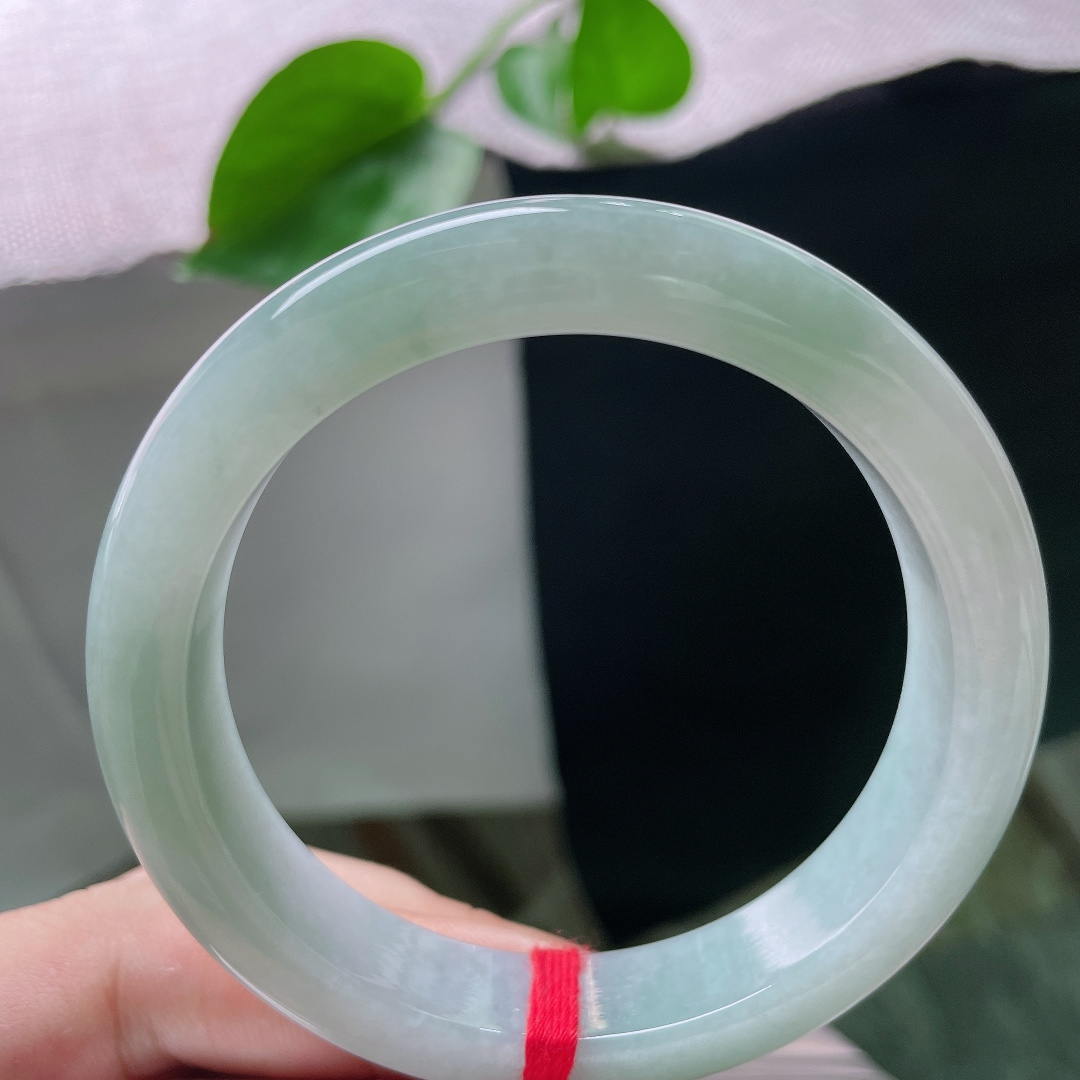 55.9/12/8.6，浅绿底正圈，清丽气质在腕间温柔舒展，水润，细腻，无裂，ss54111a