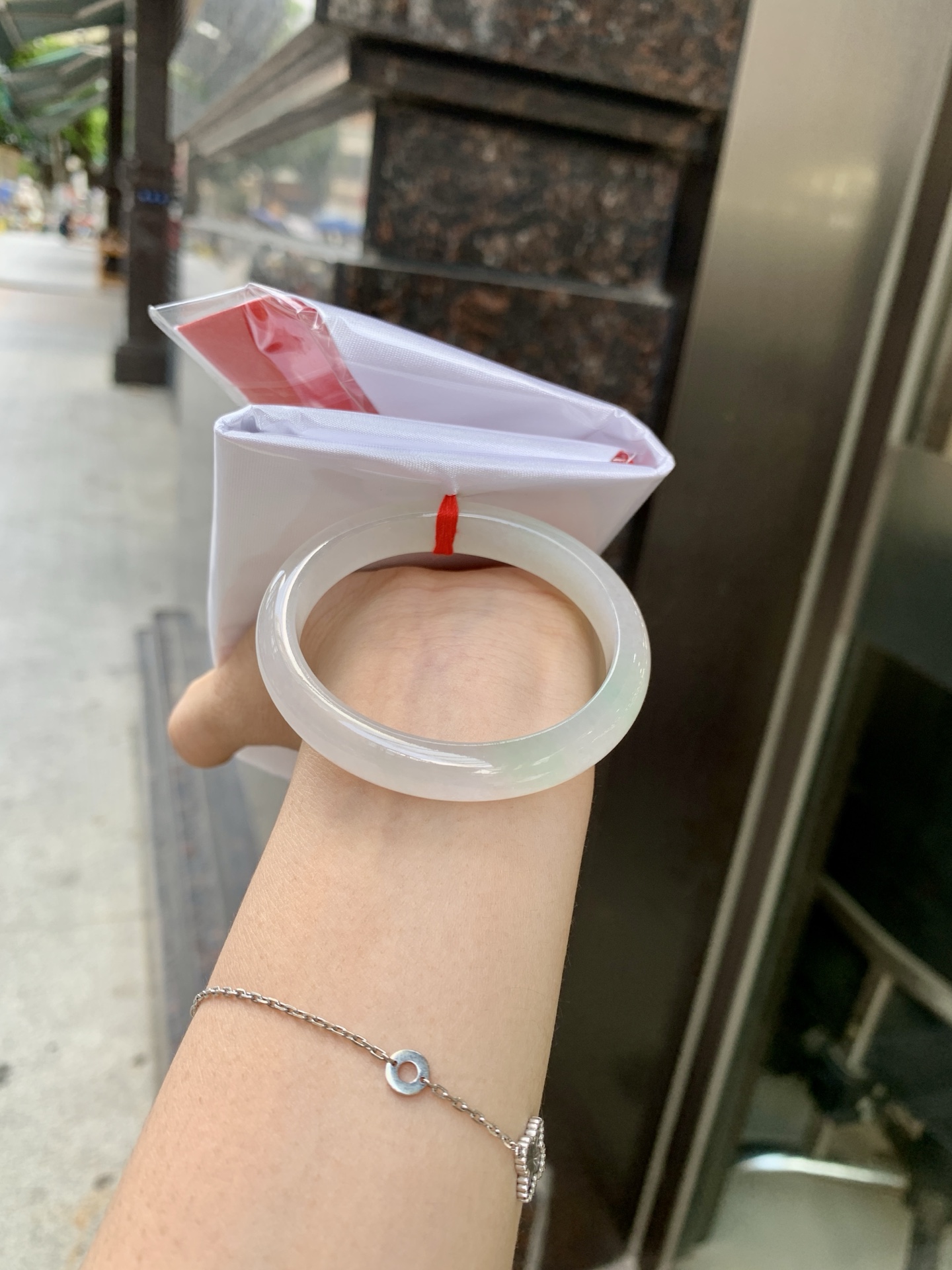 冰飘绿贵妃 50-44.5-6.2-9.6 0621-65-13947 打灯棉线，底妆冰润，几抹绿花点缀，简约却充满灵气，清新如芽，宛若自然的画卷凝结于腕间，静中带动，韵味悠长。