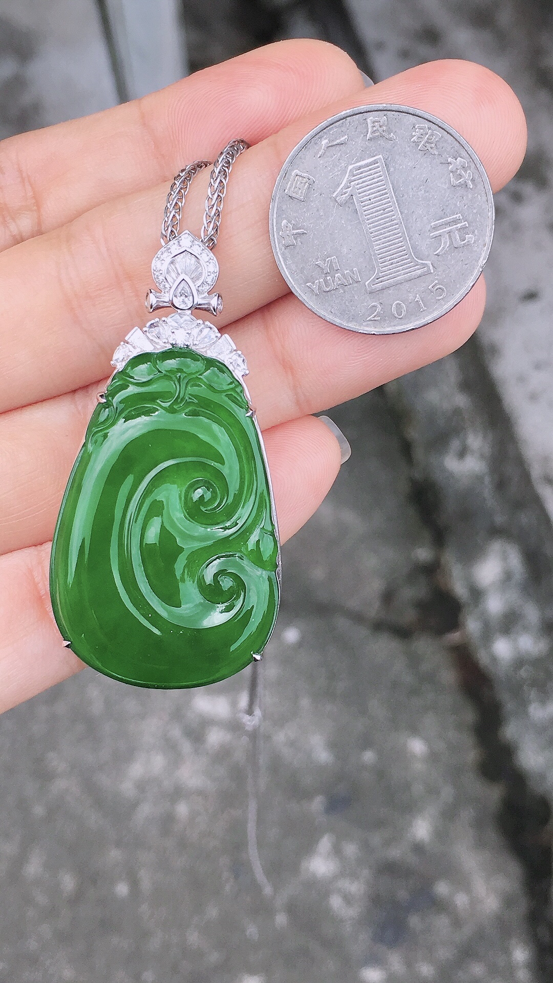 满绿如意吊坠，色泽均匀艳丽，玉质细腻，荧光感超
强，饱满圆润，简单大方，尽显优雅气质，18k
金豪华镶嵌