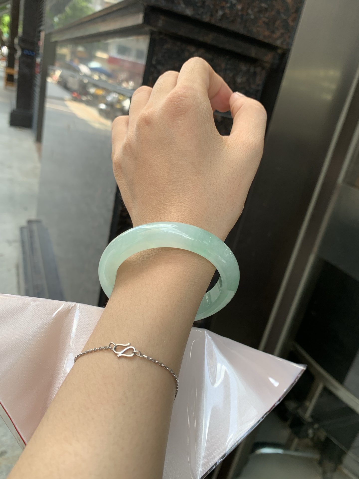 冰晴飘绿正圈 53.9-9.1-11.7 0621-65-13164 打灯细纹，底妆水润细腻，满圈晴绿底色飘金丝绿花，鲜艳得像新冒头的嫩芽，灵动清新，即柔和又充满生机