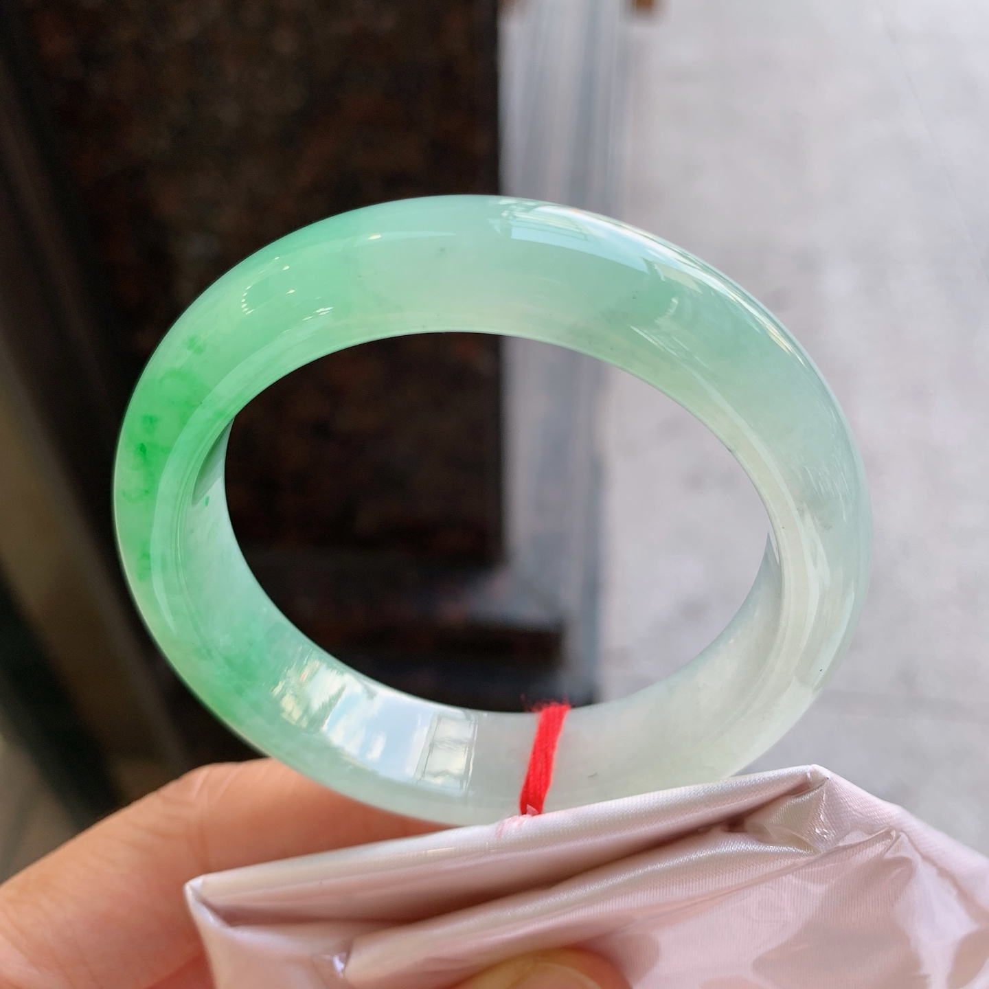 正圈冰飘绿 微杂质 尺寸：52.2/13.6/8.3 种色俱佳