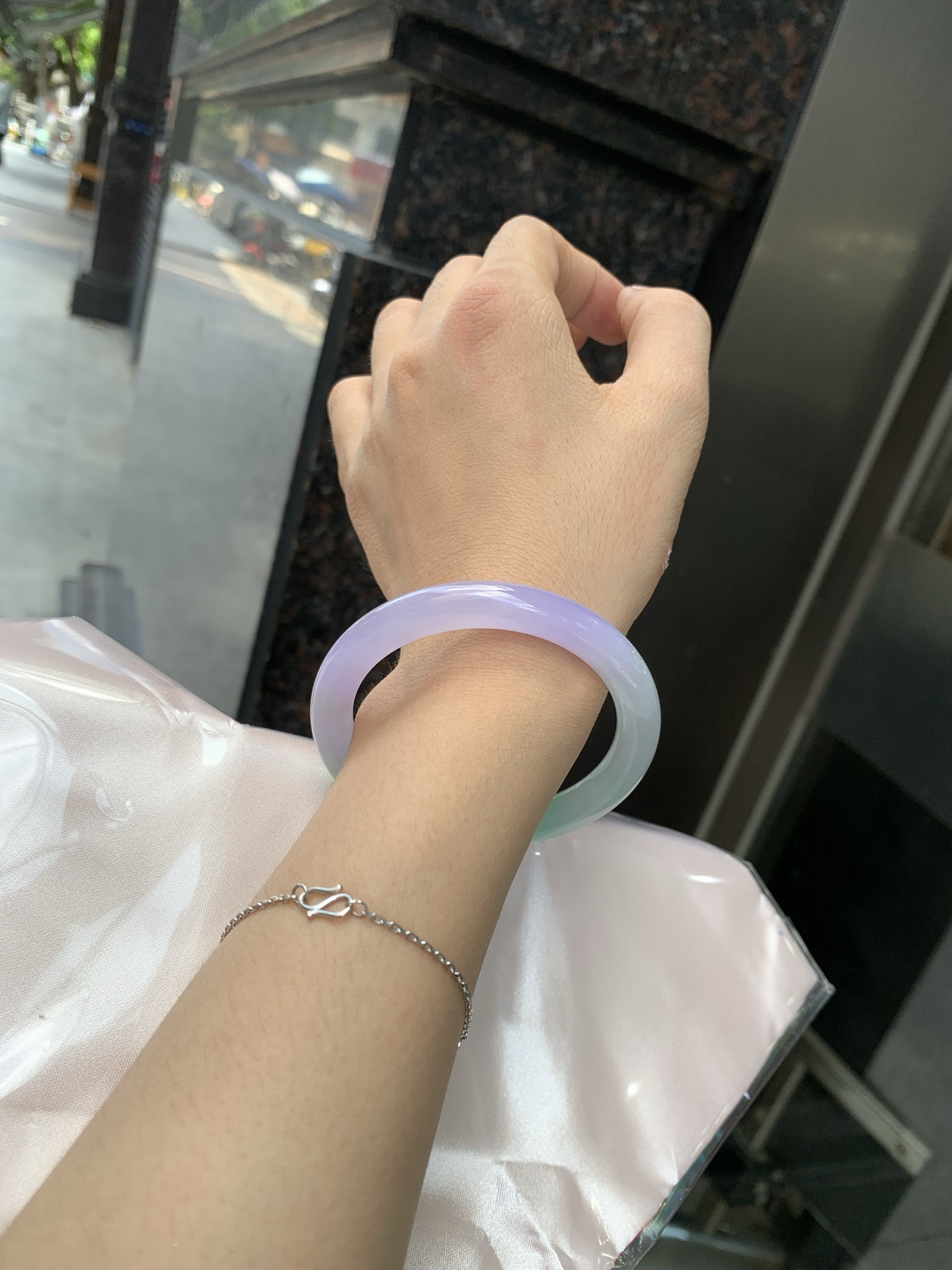 阳绿春彩美人条 54-8.4-7.7 0621-65-13763 打灯细纹，烟雨入春俏，彩祥出云端，阳绿碰上梦幻的春，半山半水特色春彩，像是融化了春天，所有美好交织在一起，上手贵气显眼。