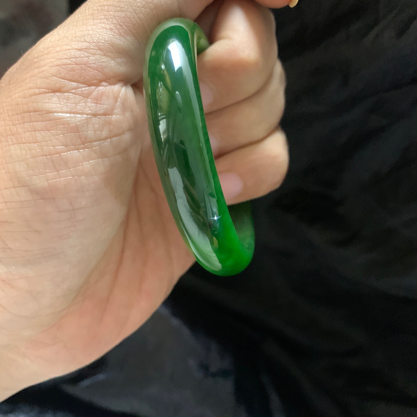 土豪款，和田玉51.5圈口碧玉阳绿色手镯，镯型古朴典雅。在诗情画意的雨巷相遇，你是我腕间的一抹风情，有你眸有深情.清风荡漾湖间静水，我愿俯身低眉，在烟波涟漪处寻