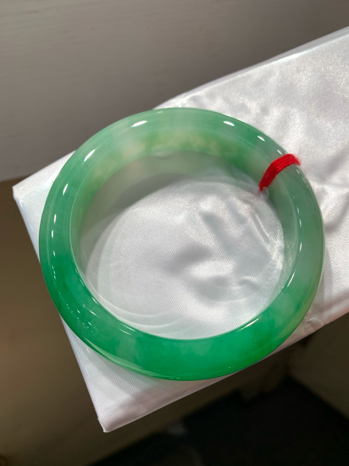 尺寸55.3/13/8.7，辣绿手镯
颜色漂亮水润 有种有色