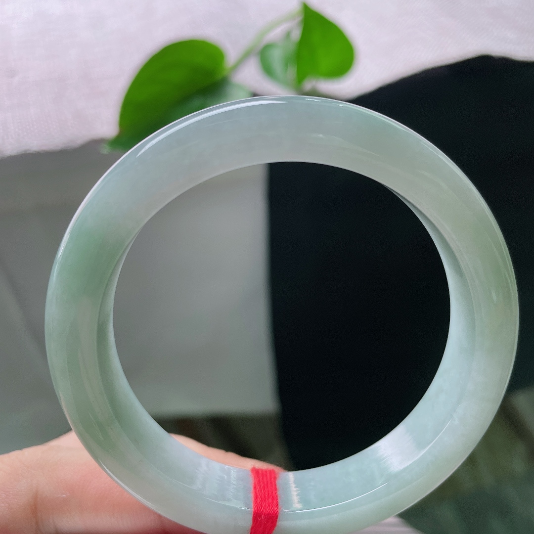 55.9/12/8.6，浅绿底正圈，清丽气质在腕间温柔舒展，水润，细腻，无裂，ss54111a