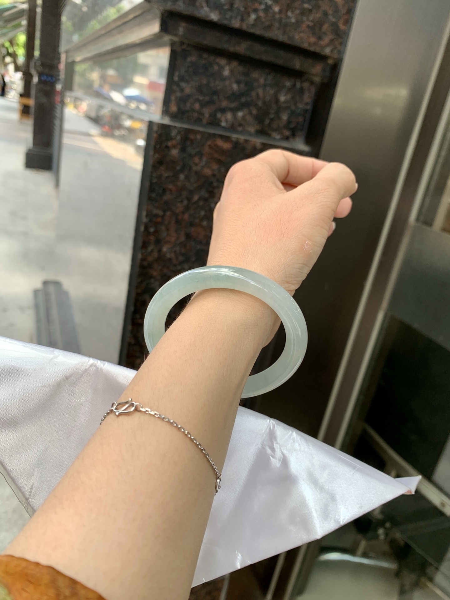 淡晴美人条 51.2-8.3-8.8 0621-65-14131 打灯长纹，底妆胶润，清爽耐看的均匀晴底，夏季美好的冰凉感，时而晴而晴蓝，随光线变化如梦如幻。