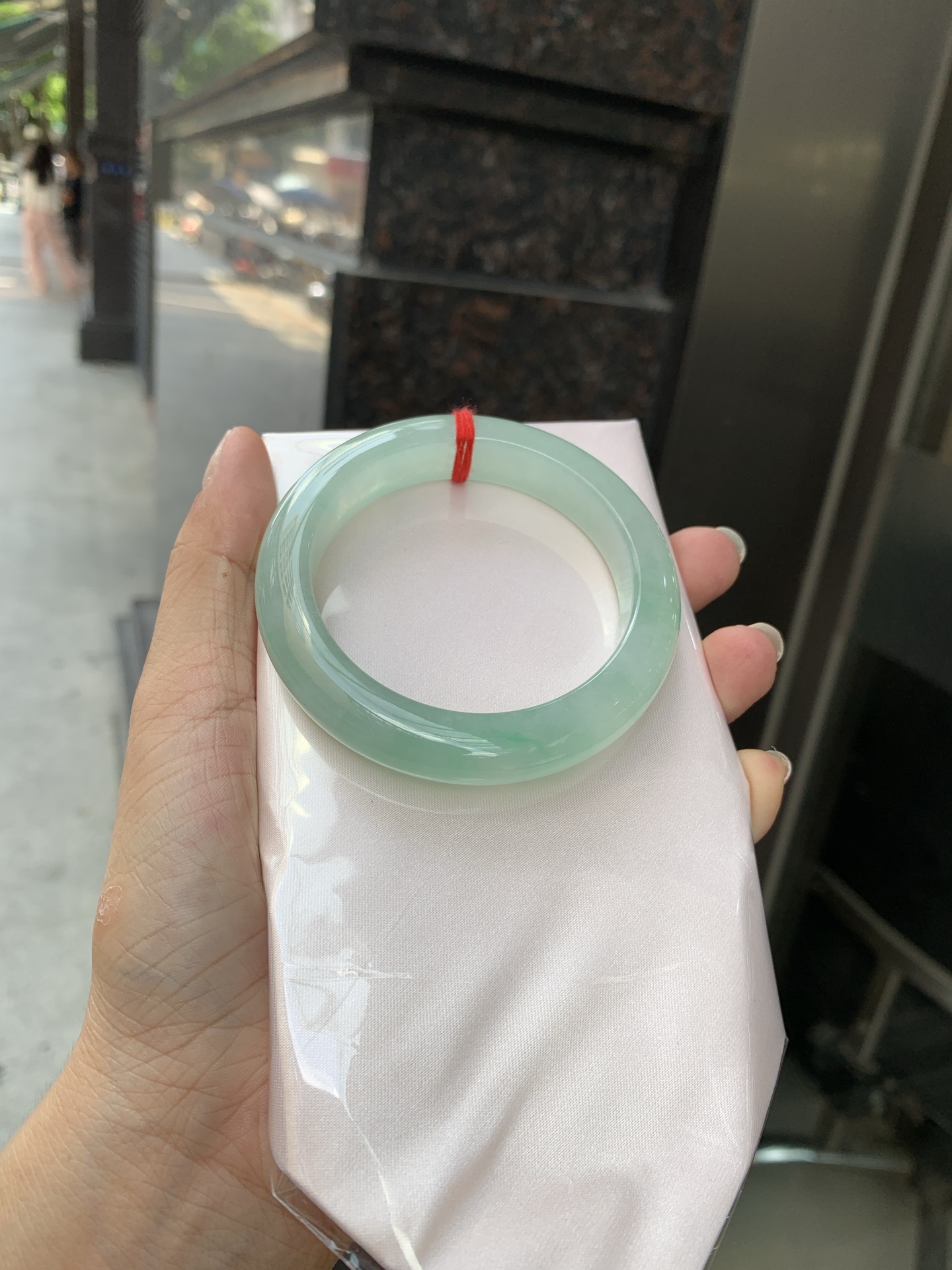 冰晴飘绿正圈 53.9-9.1-11.7 0621-65-13164 打灯细纹，底妆水润细腻，满圈晴绿底色飘金丝绿花，鲜艳得像新冒头的嫩芽，灵动清新，即柔和又充满生机