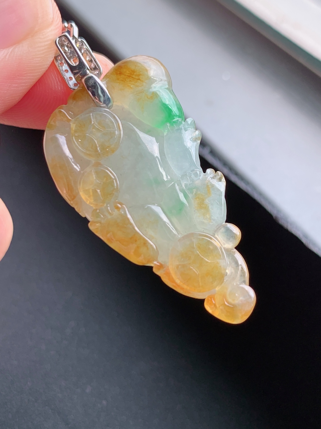 黄加绿貔貅吊坠，三彩俏色层次丰富，雕工立体招财纳福 自然光拍摄 680617