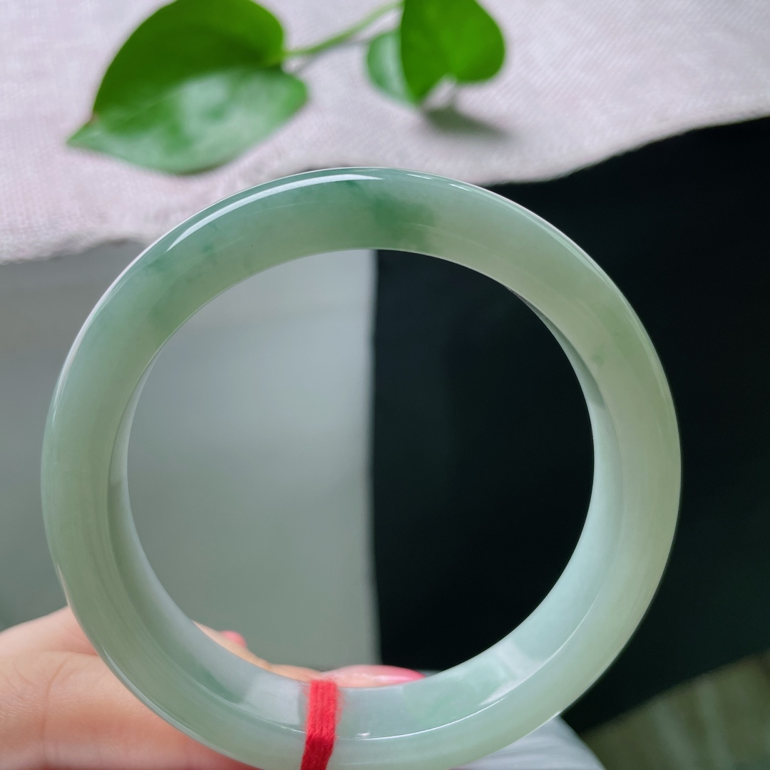 52.1/11.6/7.6，淡绿底正圈，一抹飘花点缀，水头好，种老，沉稳内敛，无裂，ss54221a
