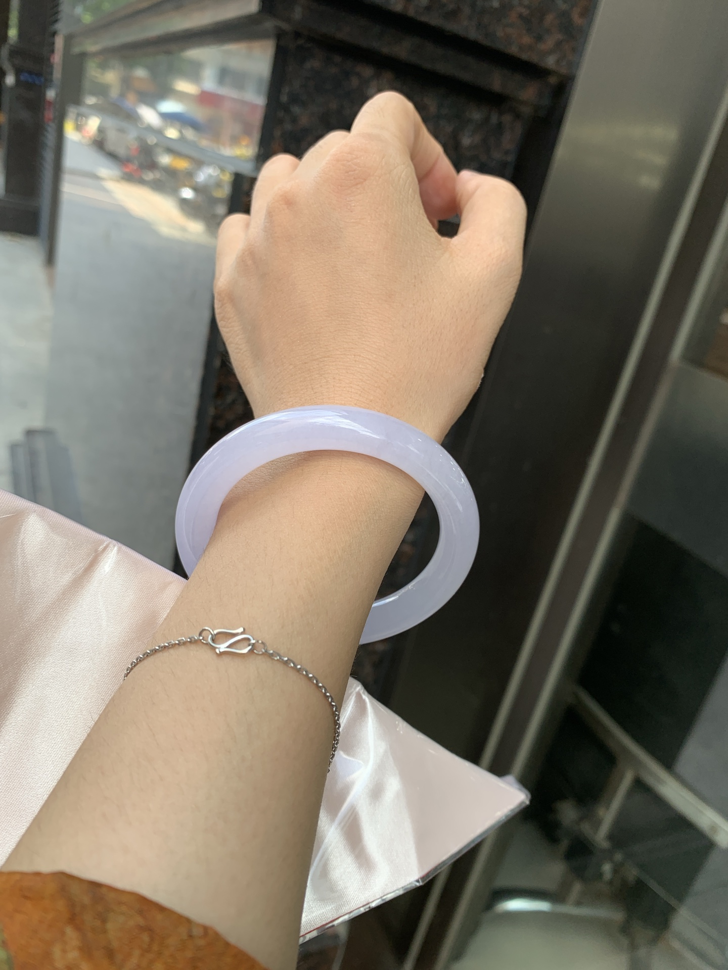 冰粉紫圆条 0621-66-02756 底妆冰润，淡淡粉紫，清透飘渺如雾般连绵，水光流转的美貌紫镯绝妙冰透，醉卧水云间，氤氲诗意的美跃然于手腕之间