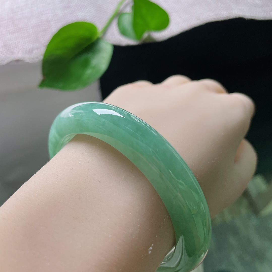 57.9/12.2/9.4。绿底正圈，水头好，色泽分布均匀，翠色入眼，岁岁平安常伴。皮纹，ss55046a