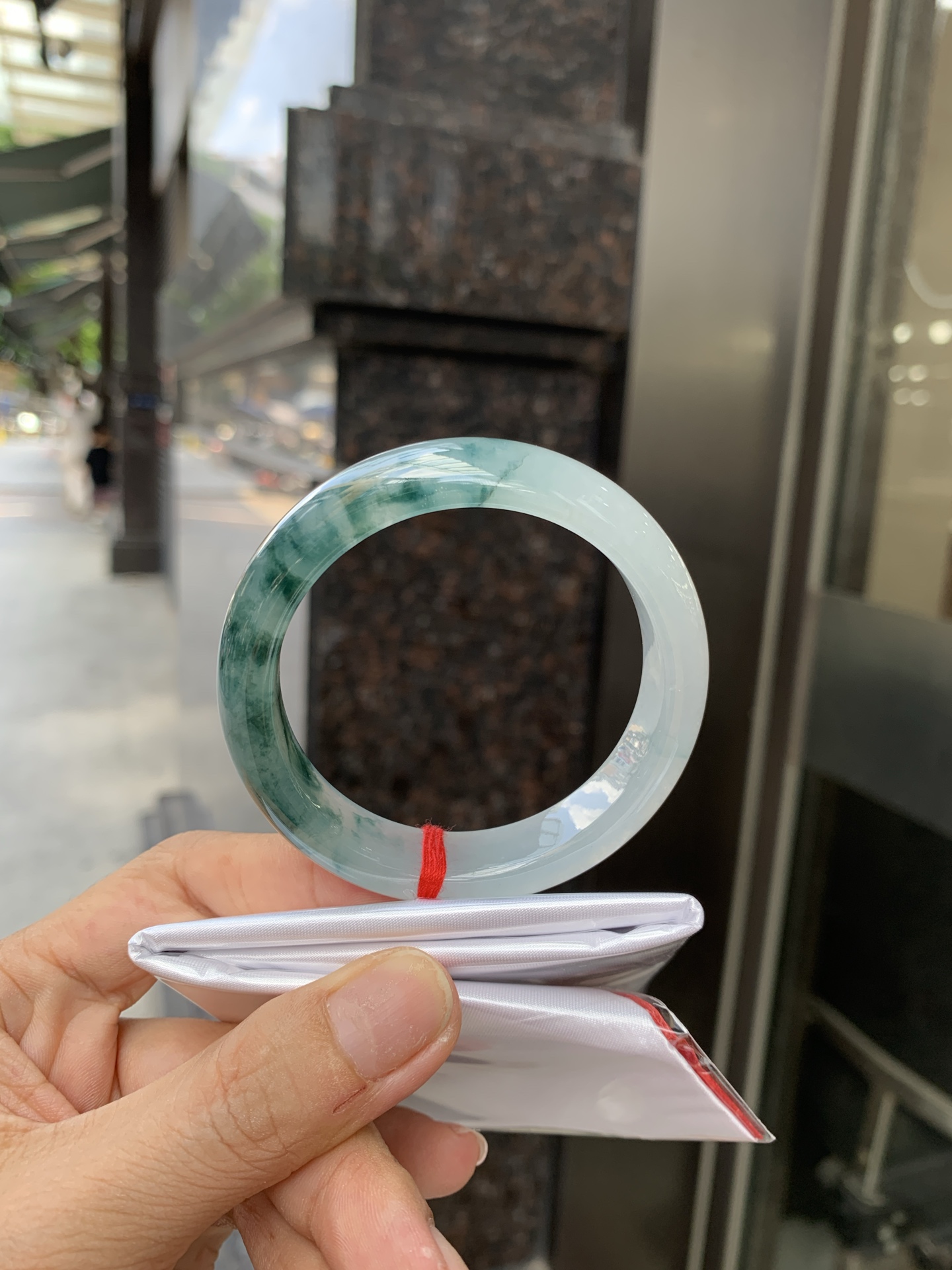 冰飘花正圈 51.5-7.5-12.3 0621-65-13631 打灯断纹，底妆水润细腻，冰底中开出了朵朵兰花，飘花灵动飘逸，勾勒出一幅唯美诗意的山水意境画，古典优雅又秀气
