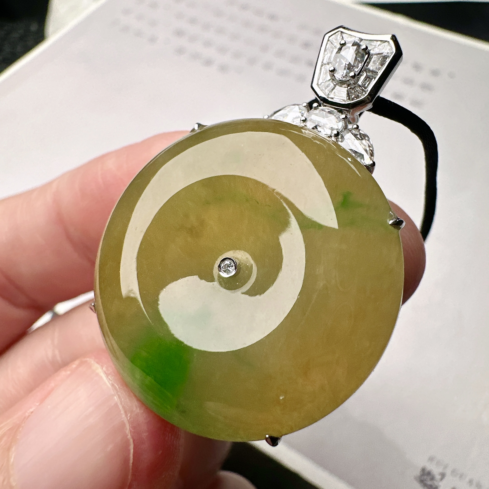 【冰种黄加绿平安扣】质地细腻，难得的冰润度，难得的好颜色，韵味十足，古色古香，18k金钻镶嵌，裸石尺寸27.5*6毫米