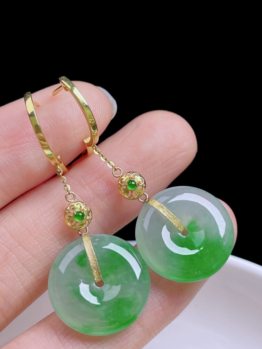 冰飘绿花平安扣耳坠 花色灵动，种老水润，18k金镶嵌 整体：40 裸石：16/3.7