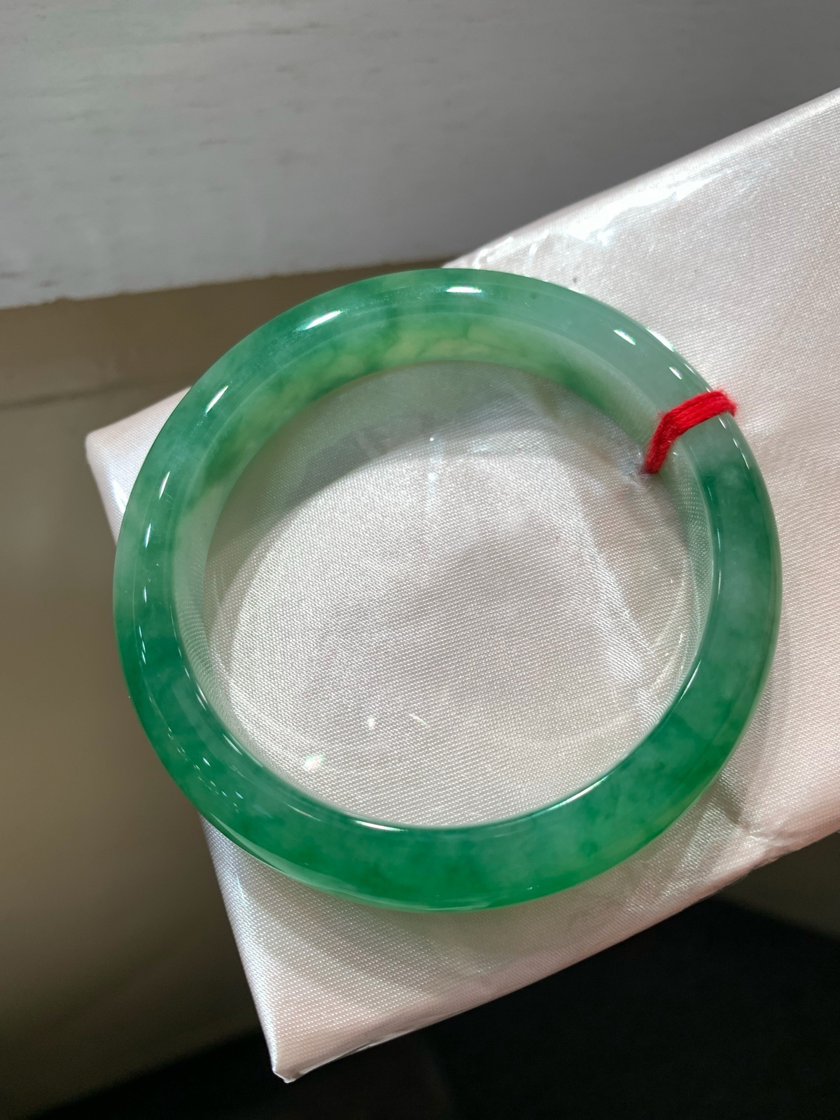 尺寸55.1/12.1/8.2，带色手镯
水润细腻 有种有色