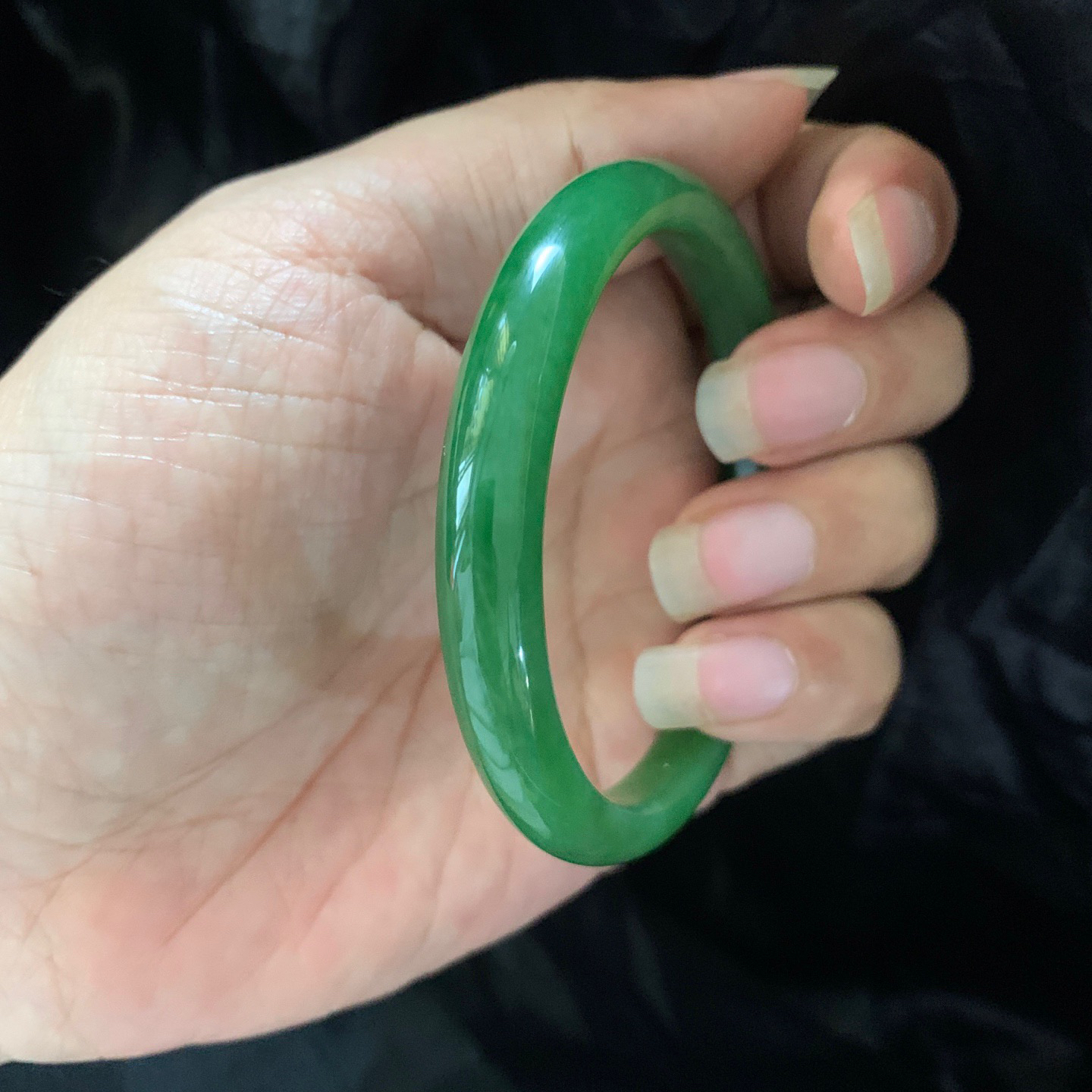 和田玉58圈口碧玉苹果绿手镯，精品黑皮料子，镯型古朴典雅。在诗情画意的雨巷相遇，你是我腕间的一抹风情，有你眸有深情.清风荡漾湖间静水，我愿俯身低眉，在烟波涟漪处寻