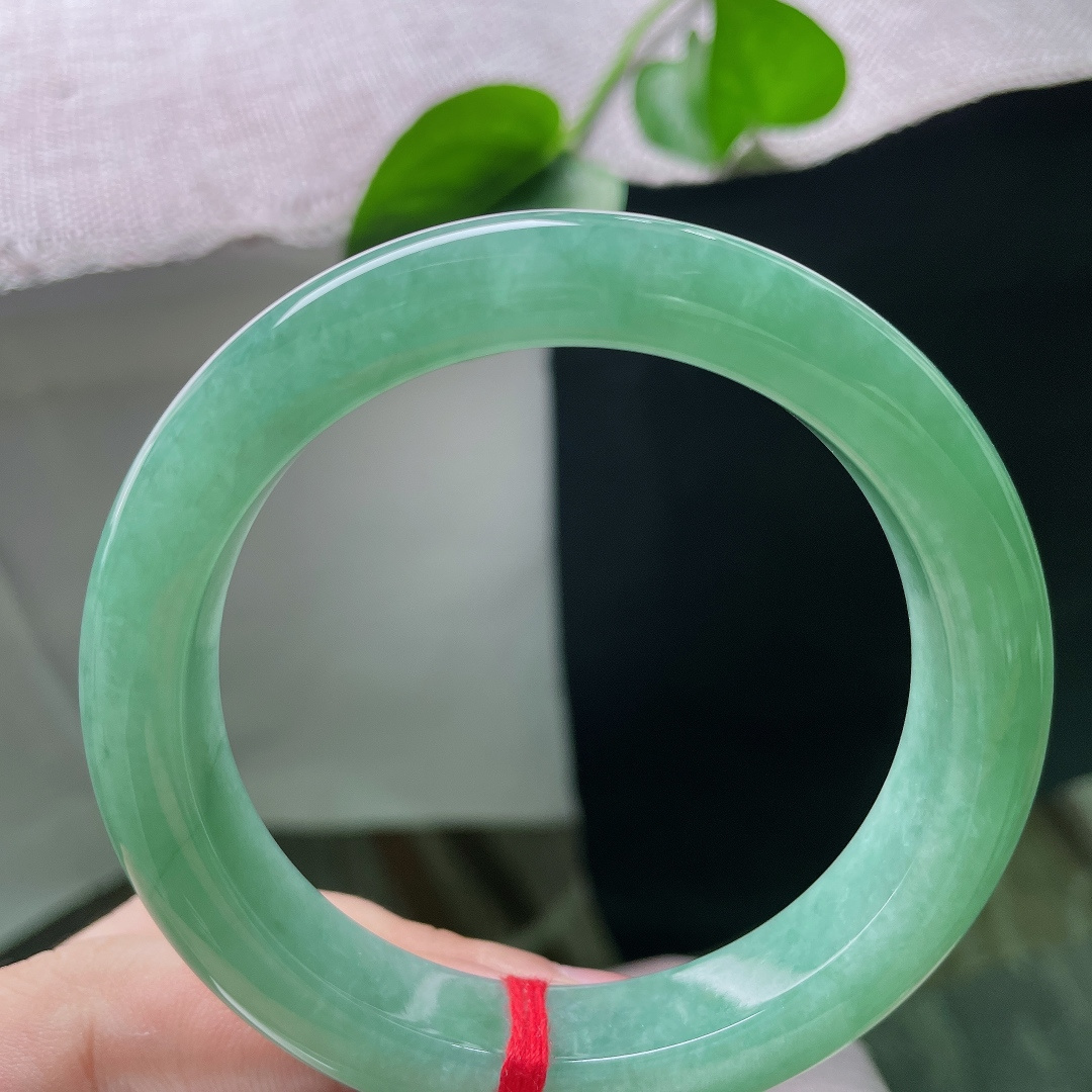 57.9/12.2/9.4。绿底正圈，水头好，色泽分布均匀，翠色入眼，岁岁平安常伴。皮纹，ss55046a