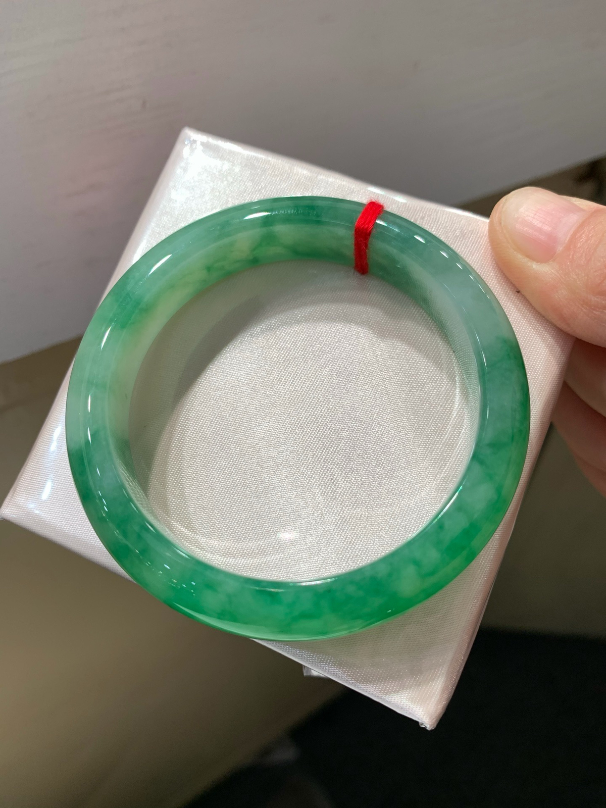 尺寸55.1/12.1/8.2，带色手镯
水润细腻 有种有色