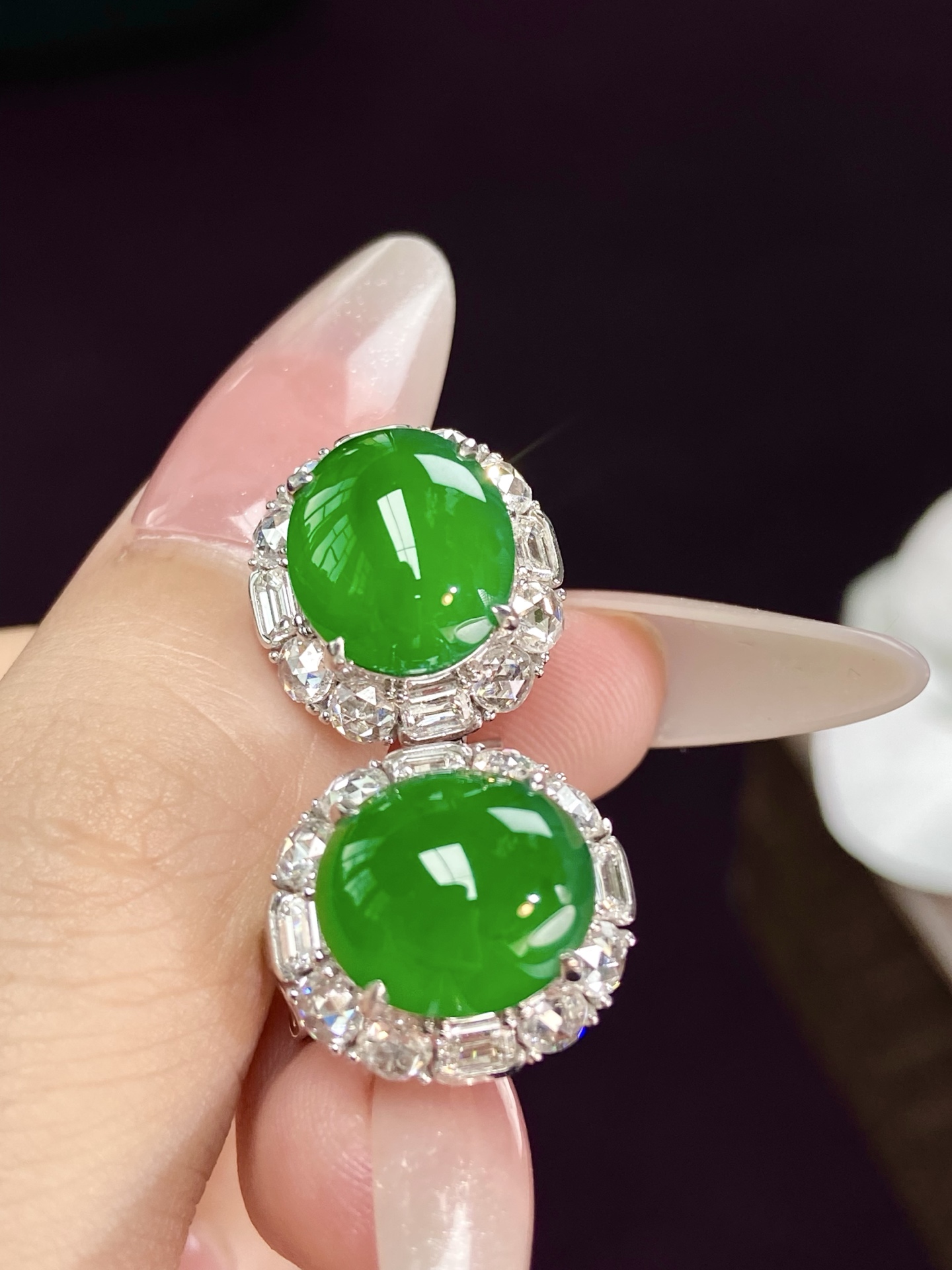 帝王绿蛋面耳钉，浓郁纯正，直接原地毕业，最值得投资的单品，上耳显贵，佩戴率高 19.2-16.3-14.9，裸石 11.8-10.3-4.8mm，无裂