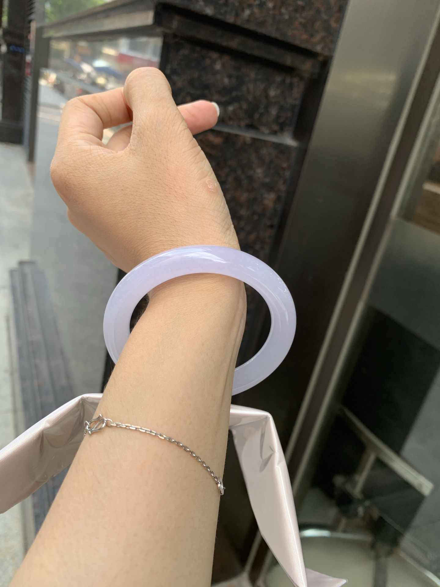 冰粉紫圆条 0621-66-02756 底妆冰润，淡淡粉紫，清透飘渺如雾般连绵，水光流转的美貌紫镯绝妙冰透，醉卧水云间，氤氲诗意的美跃然于手腕之间