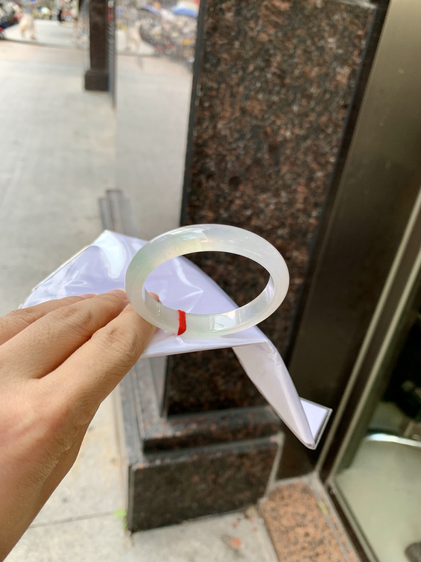 冰飘绿贵妃 50-44.5-6.2-9.6 0621-65-13947 打灯棉线，底妆冰润，几抹绿花点缀，简约却充满灵气，清新如芽，宛若自然的画卷凝结于腕间，静中带动，韵味悠长。