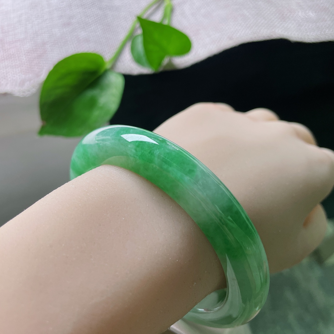 60.8/11.7/10.2绿底正圈，水润细腻，翠色伊人，郁郁葱葱，传承之美，贵气，无裂，ss53419a