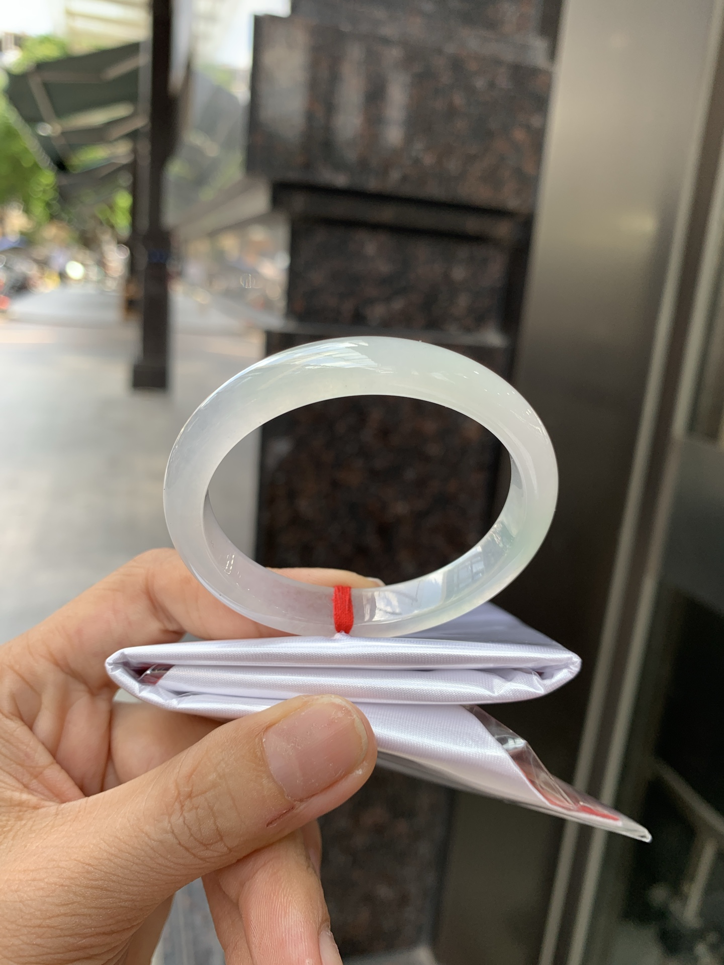 冰飘绿贵妃 50-44.5-6.2-9.6 0621-65-13947 打灯棉线，底妆冰润，几抹绿花点缀，简约却充满灵气，清新如芽，宛若自然的画卷凝结于腕间，静中带动，韵味悠长。