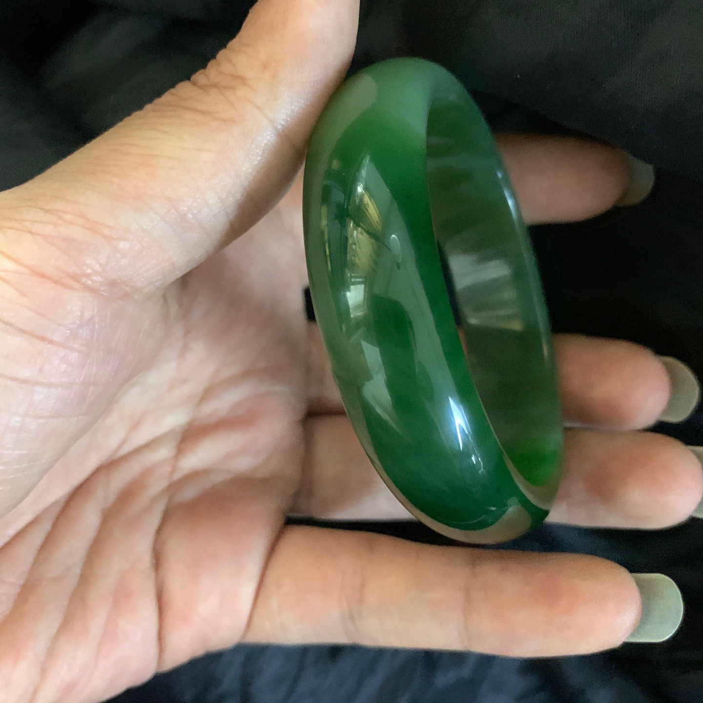 和田玉58圈口碧玉阳绿色手镯，镯型古朴典雅。在诗情画意的雨巷相遇，你是我腕间的一抹风情，有你眸有深情.清风荡漾湖间静水，我愿俯身低眉，在烟波涟漪处寻