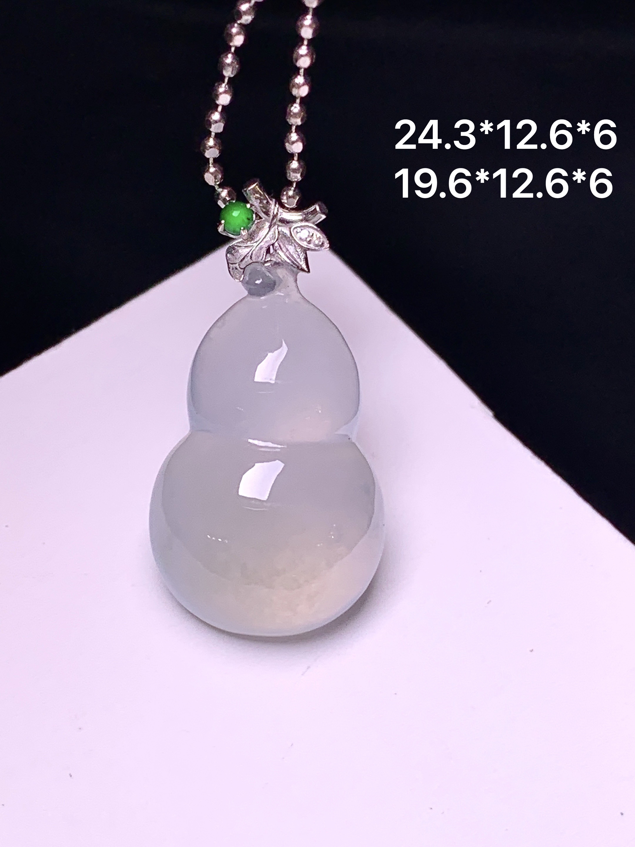 18k金镶嵌冰种葫芦吊坠 玉质细腻 色泽艳丽清新 整体尺寸24.3*12.6*6 a3