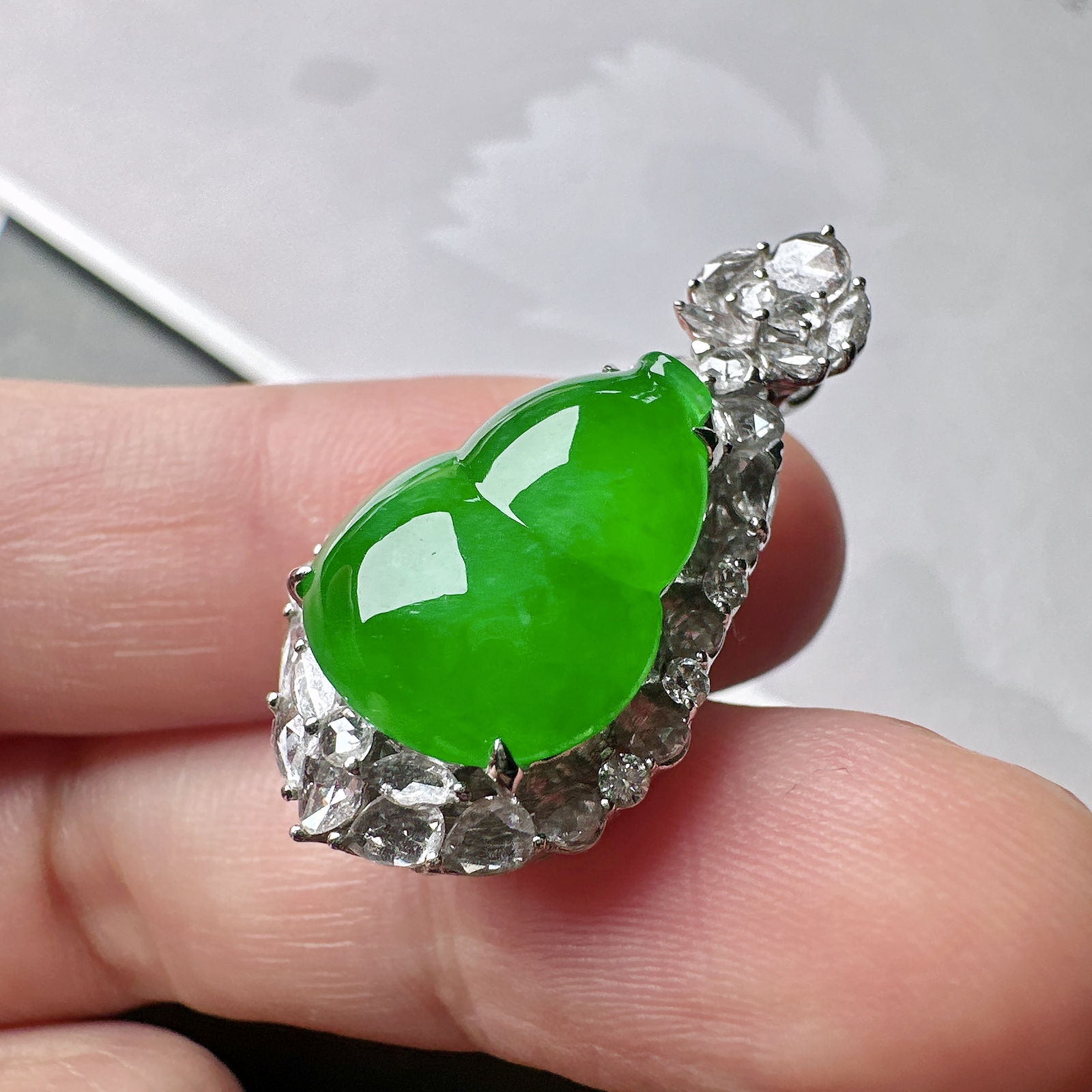 【冰种满绿葫芦】质地冰透细腻，光泽度很好，厚度不错，颜色很纯正。裸石尺寸15.7*12.6*4.6毫米