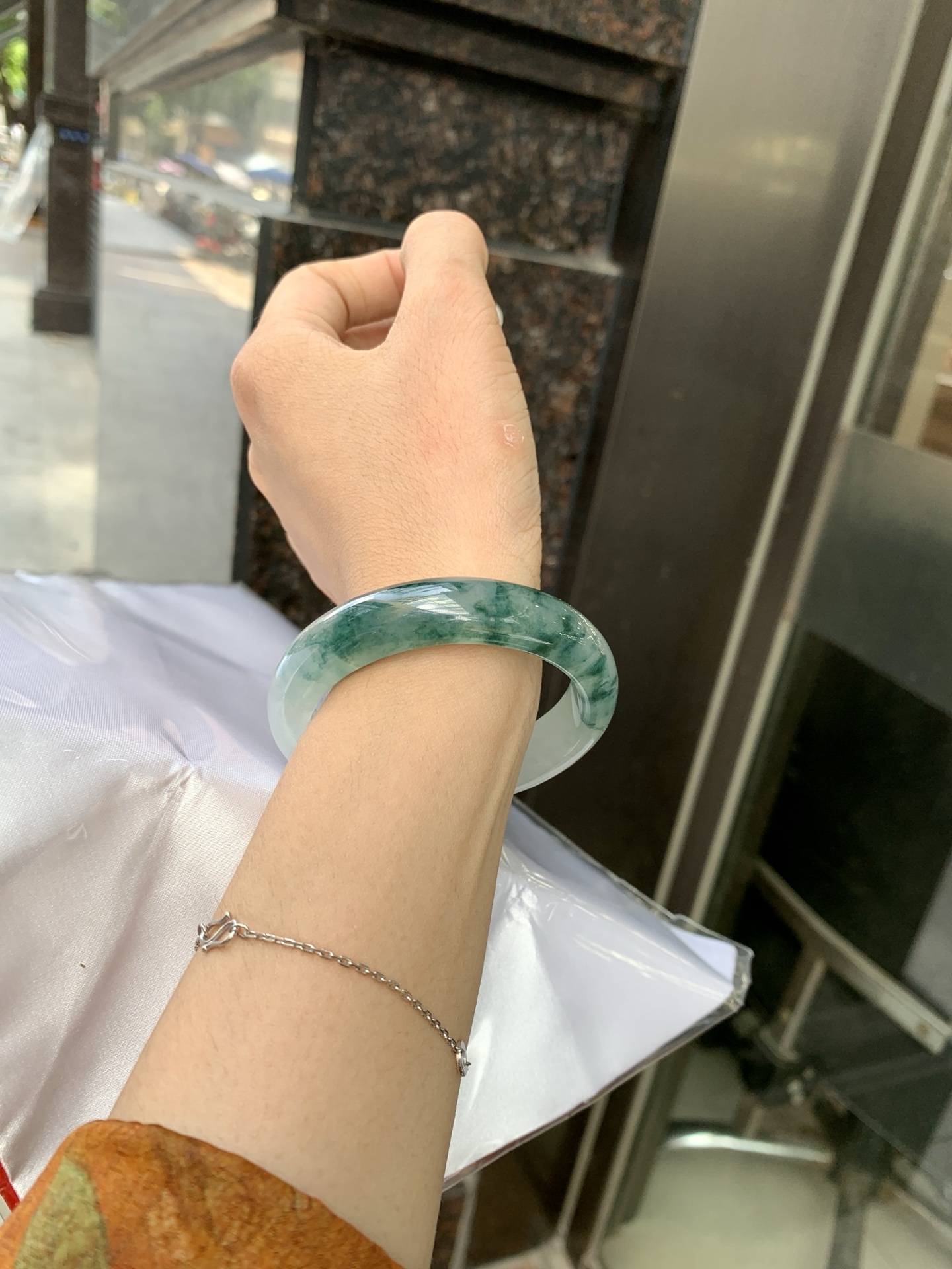 冰飘花正圈 51.5-7.5-12.3 0621-65-13631 打灯断纹，底妆水润细腻，冰底中开出了朵朵兰花，飘花灵动飘逸，勾勒出一幅唯美诗意的山水意境画，古典优雅又秀气