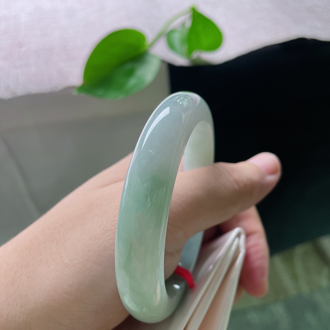 55.9/12/8.6，浅绿底正圈，清丽气质在腕间温柔舒展，水润，细腻，无裂，ss54111a