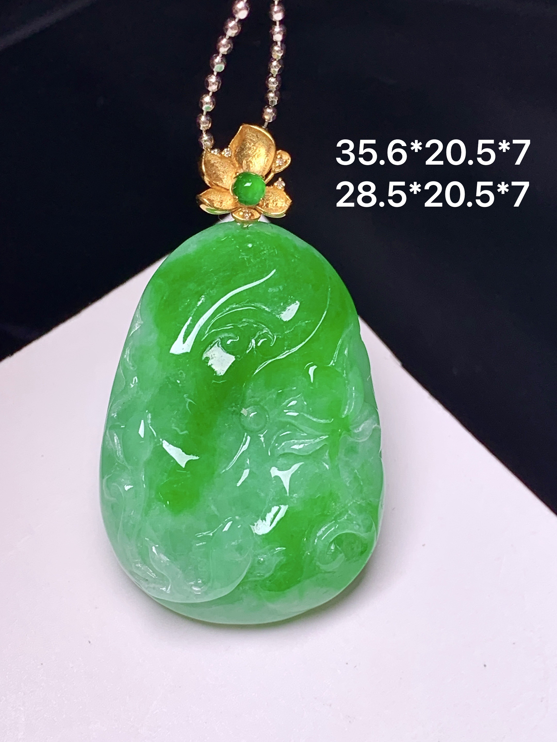 18k金镶嵌飘阳绿荷叶鱼吊坠 玉质细腻 色泽艳丽清新 整体尺寸35.6*20.5*7 a3