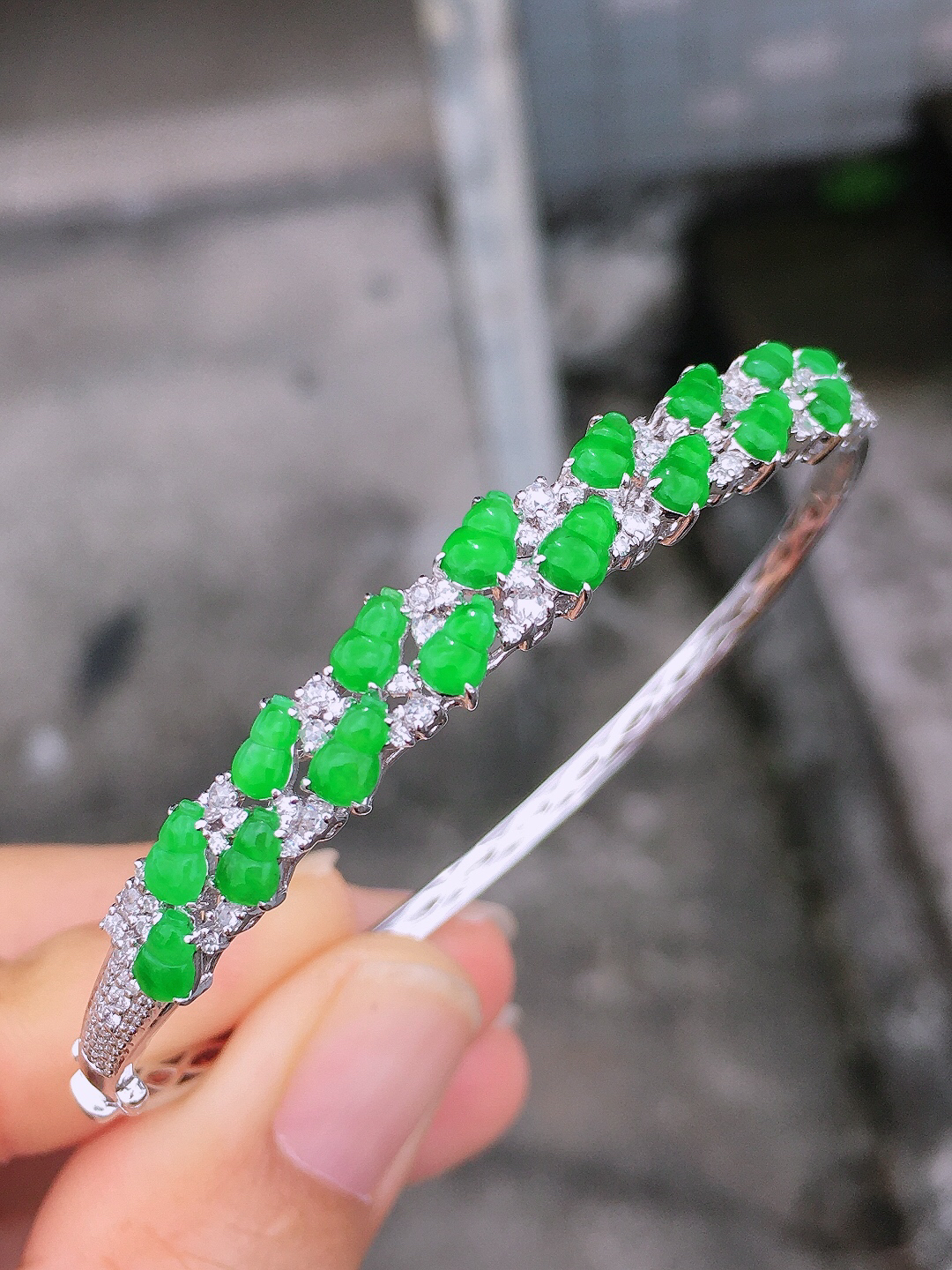 阳绿葫芦手镯，色泽均匀艳丽，玉质细腻，荧光感超
强，饱满圆润，简单大方，尽显优雅气质，18k
金豪华镶嵌