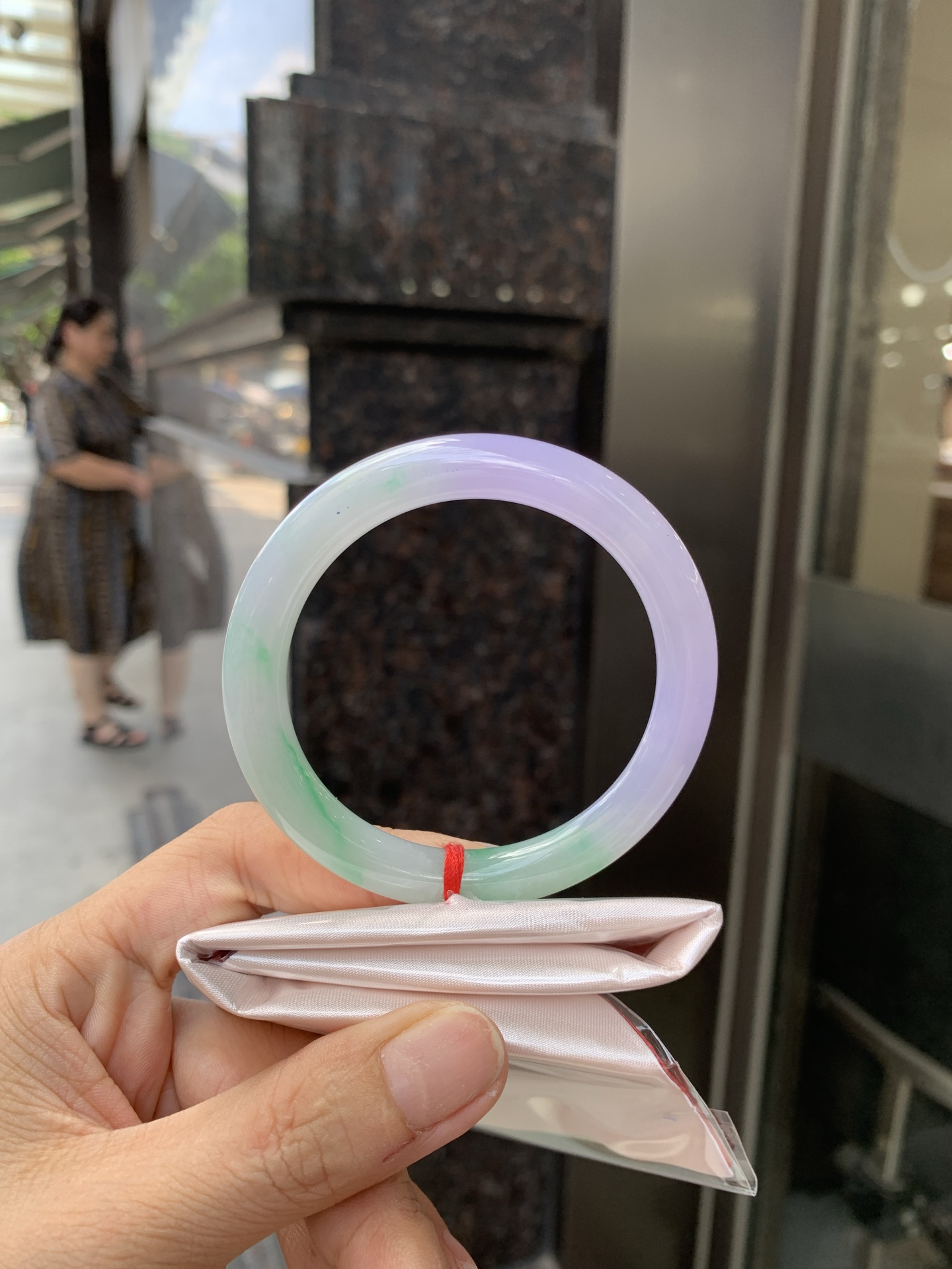 阳绿春彩美人条 54-8.4-7.7 0621-65-13763 打灯细纹，烟雨入春俏，彩祥出云端，阳绿碰上梦幻的春，半山半水特色春彩，像是融化了春天，所有美好交织在一起，上手贵气显眼。