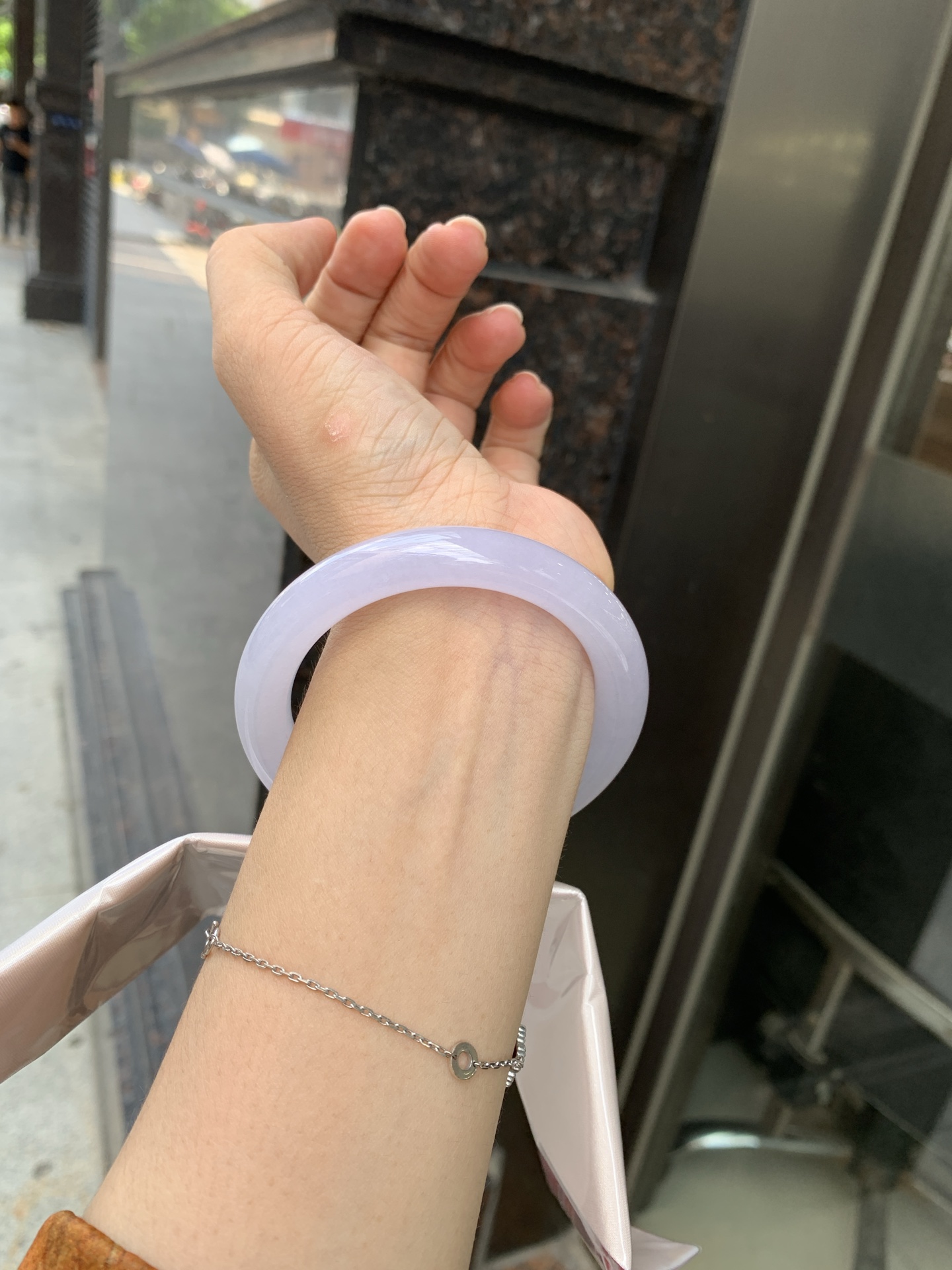 冰粉紫圆条 0621-66-02756 底妆冰润，淡淡粉紫，清透飘渺如雾般连绵，水光流转的美貌紫镯绝妙冰透，醉卧水云间，氤氲诗意的美跃然于手腕之间