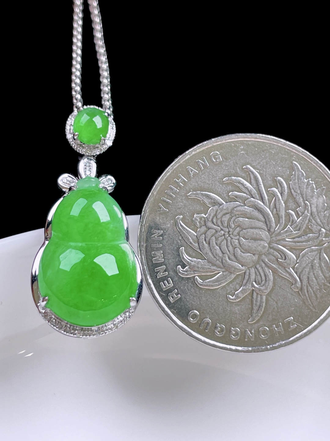 冰阳绿葫芦 色泽浓郁，种老水润，18k金镶嵌 整体：26.7/12.4/8 裸石：16.3/10.7