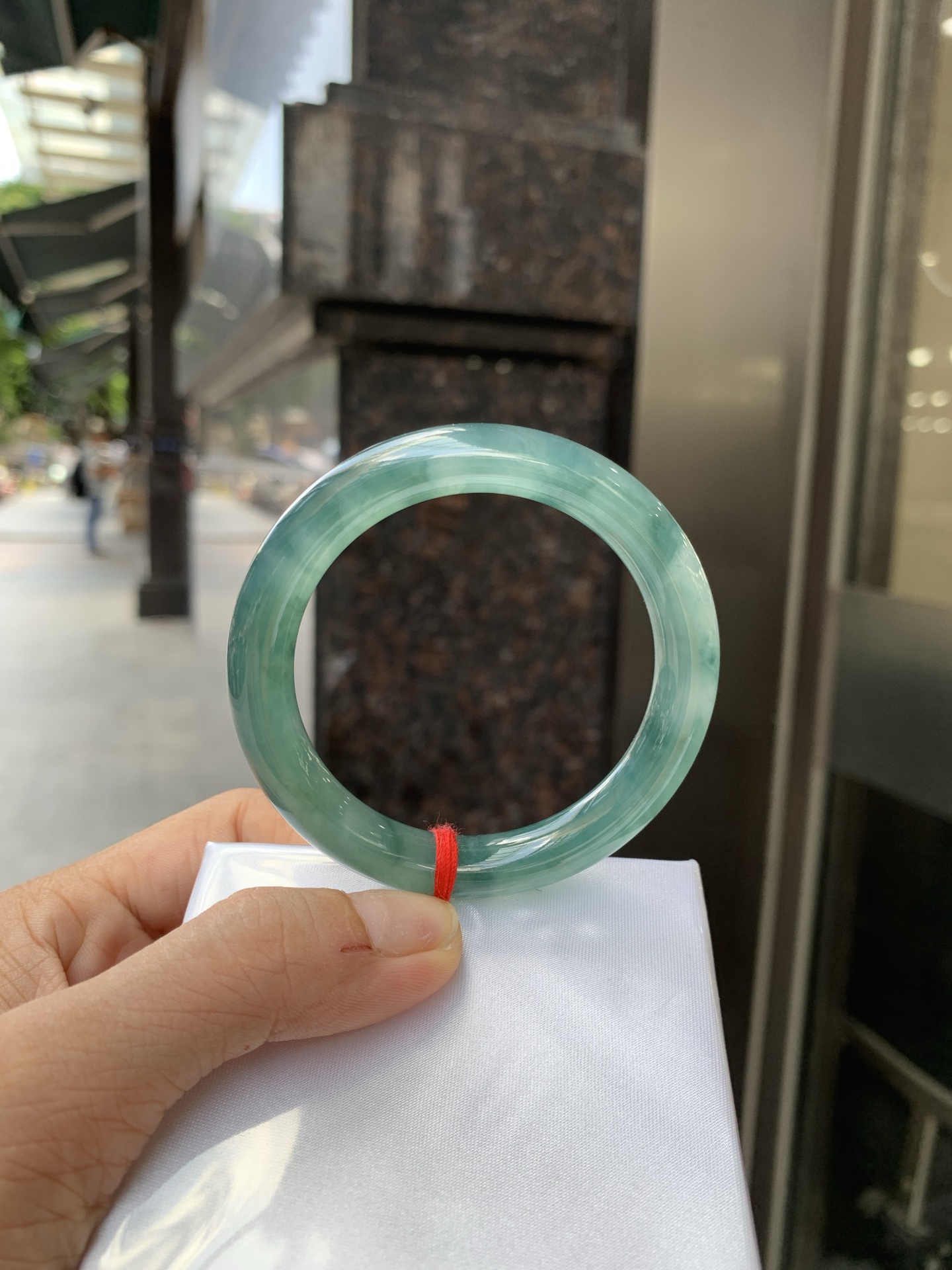 墨兰冰飘花圆条 50.6-8.5-8.8 0621-65-14263 打灯细纹，底妆胶润细腻，冰底中开出了朵朵蓝花，飘花灵动飘逸，勾勒出一幅唯美诗意的山水意境画，古典优雅又秀气