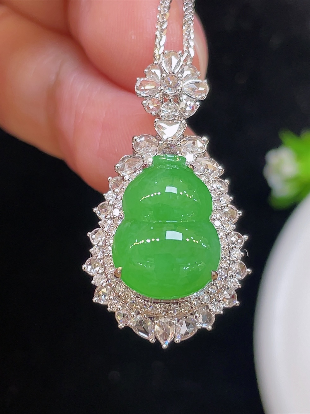 ️【高冰阳绿，葫芦】大件饱满，通透水润，玉质细腻，翠色鲜艳，18k金奢华钻石镶嵌️，13.8-10.2-4.2