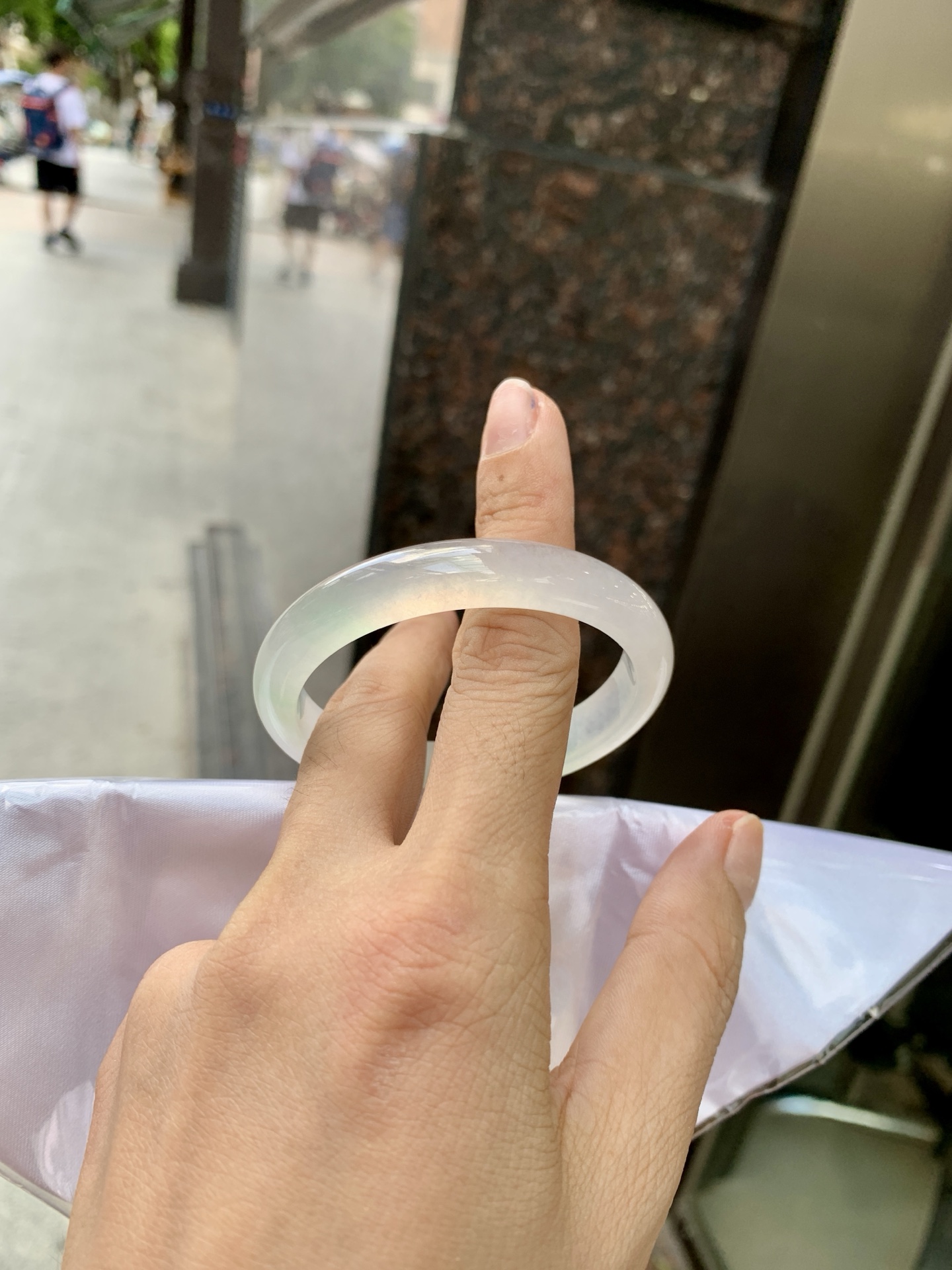 冰飘绿贵妃 50-44.5-6.2-9.6 0621-65-13947 打灯棉线，底妆冰润，几抹绿花点缀，简约却充满灵气，清新如芽，宛若自然的画卷凝结于腕间，静中带动，韵味悠长。