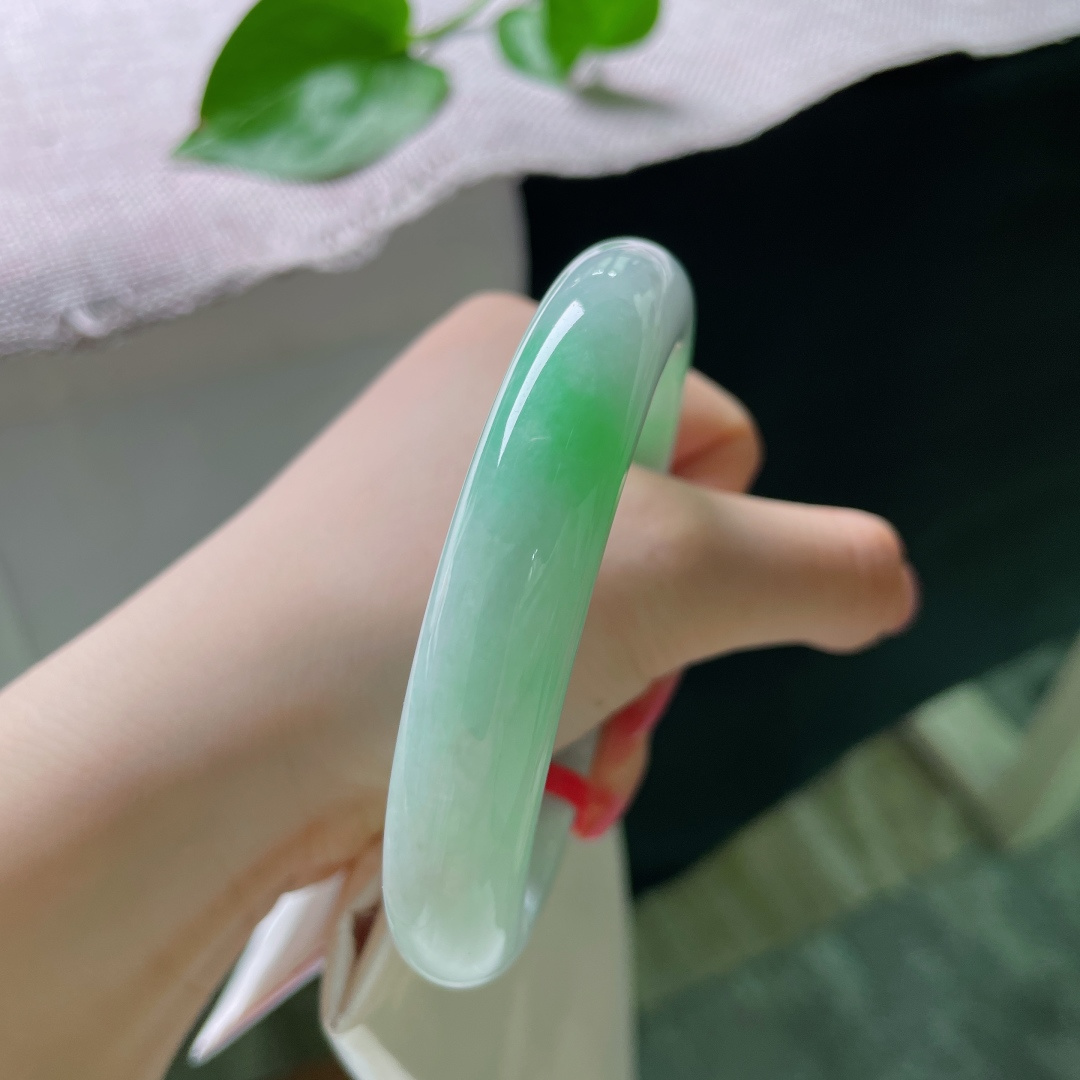 58/12/9，飘绿正圈，水润，肉质细腻干净，种老，吹面不寒杨柳风，有纹，ss54920a