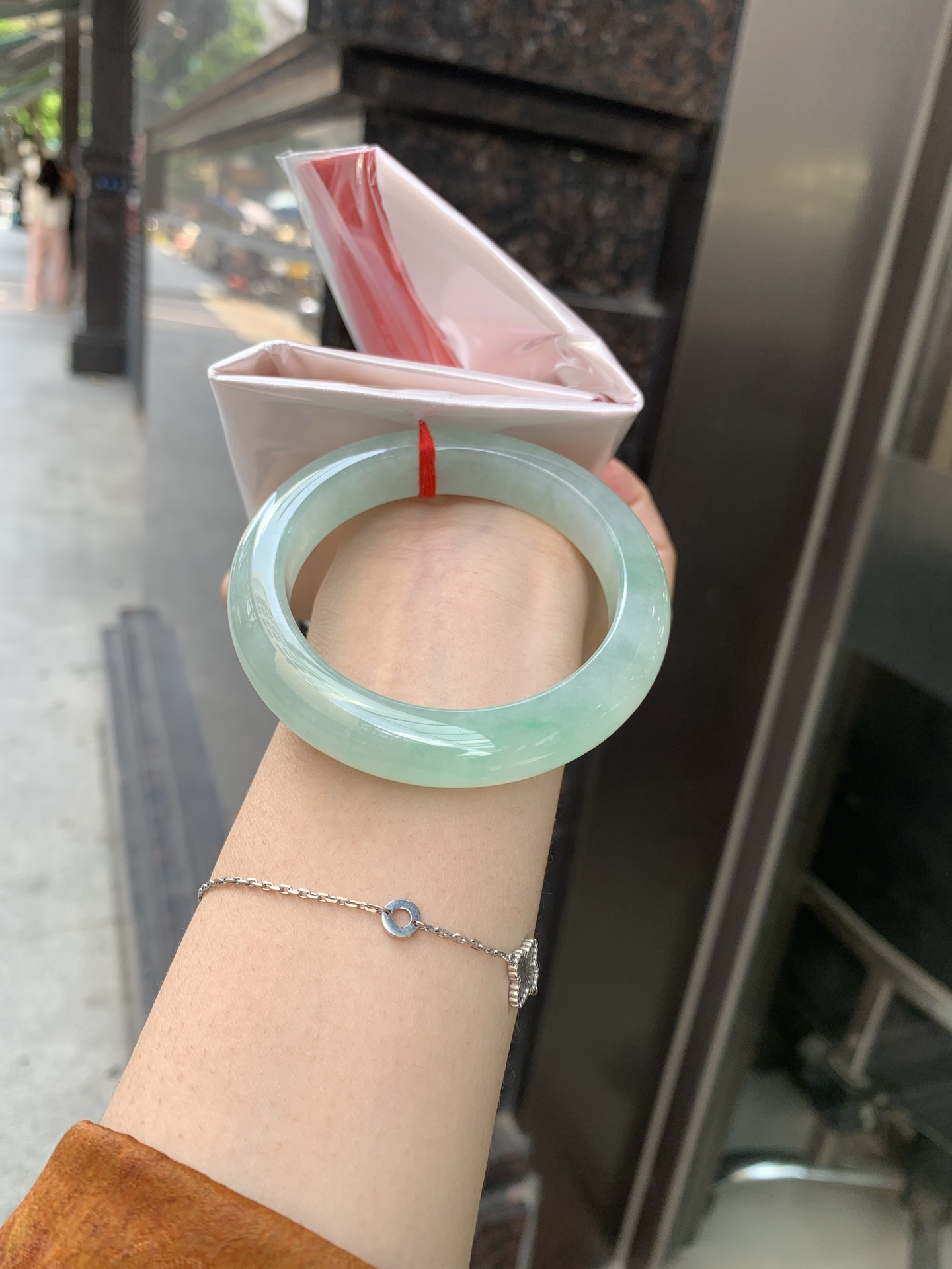 冰晴飘绿正圈 53.9-9.1-11.7 0621-65-13164 打灯细纹，底妆水润细腻，满圈晴绿底色飘金丝绿花，鲜艳得像新冒头的嫩芽，灵动清新，即柔和又充满生机