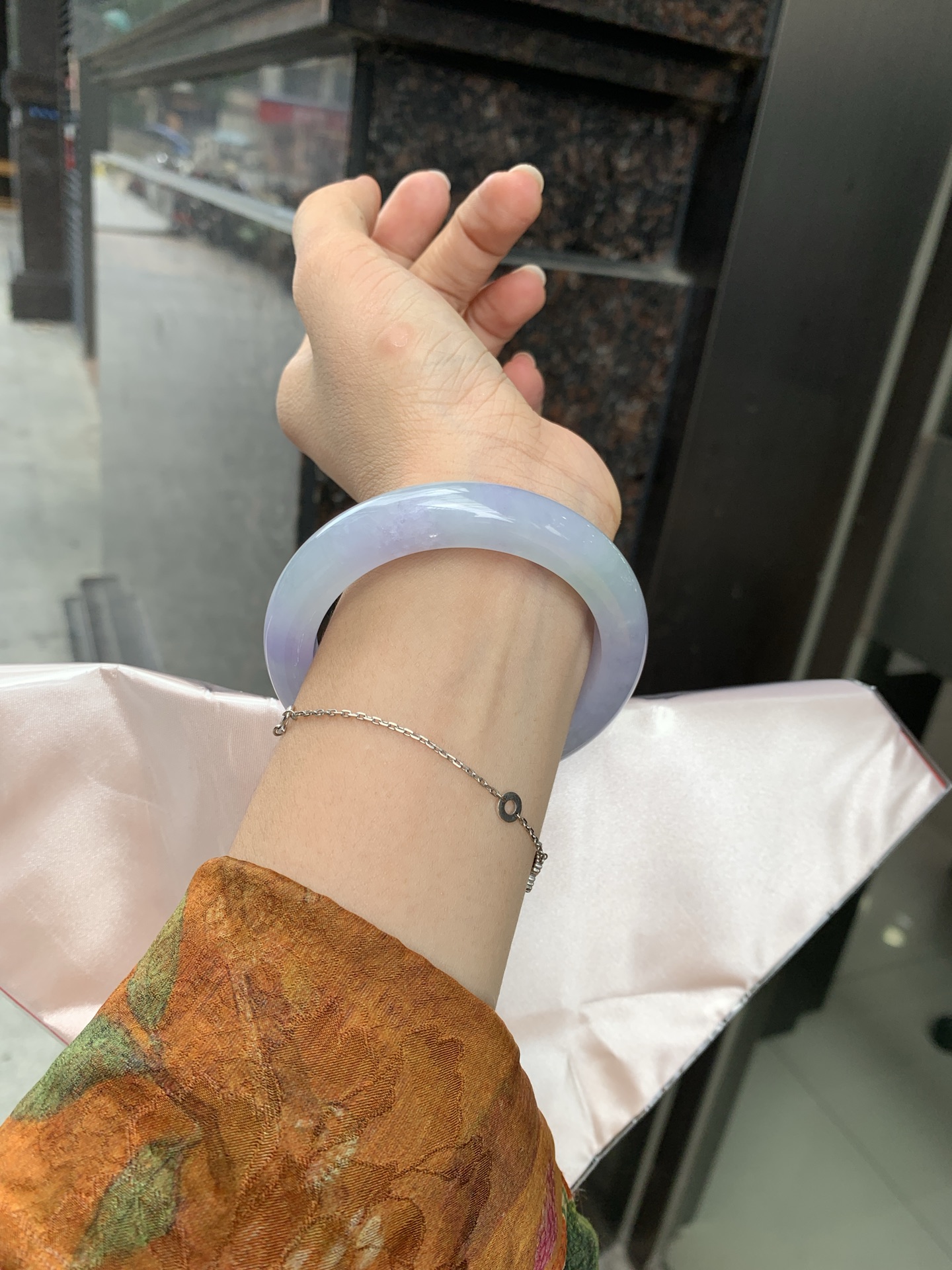 春彩正圈 56-9.3-11.3 0621-N930-3 打灯棉线，底妆水润，绿花色碰上梦幻般的春，像是融化了的春天，所有的美好交织在一起，让人心生宁静而淡淡的欢喜
