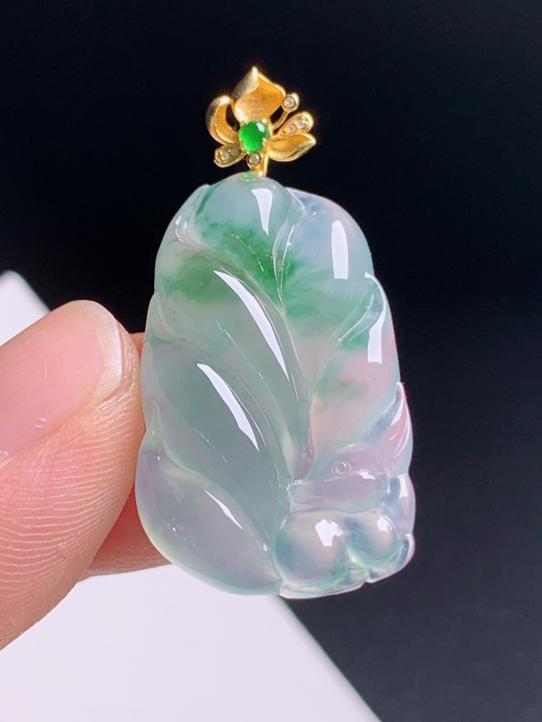 九尾狐吊坠，种水通透飘花写意，金镶莲花扣清新独特