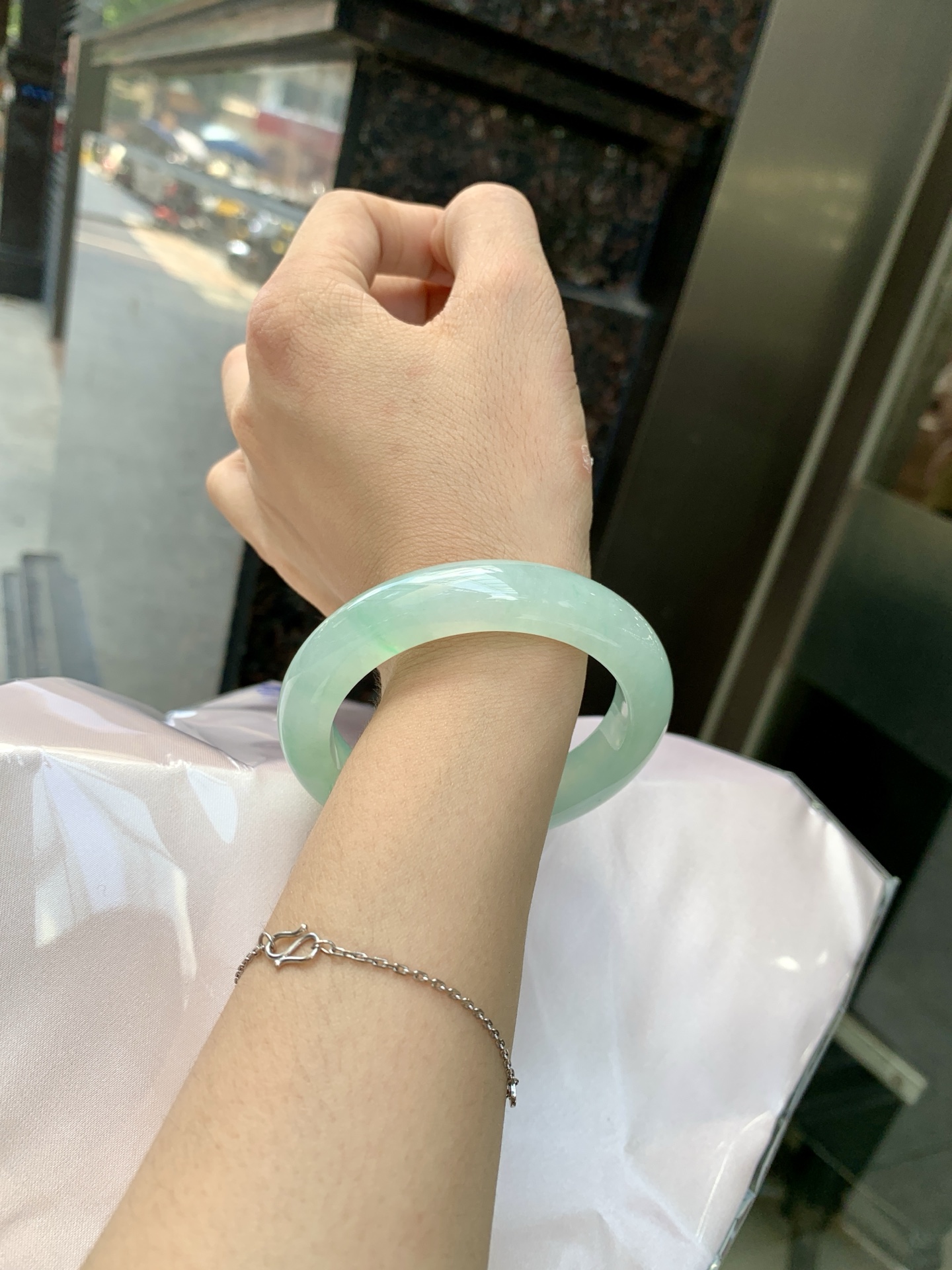 冰晴飘绿正圈 53.9-9.1-11.7 0621-65-13164 打灯细纹，底妆水润细腻，满圈晴绿底色飘金丝绿花，鲜艳得像新冒头的嫩芽，灵动清新，即柔和又充满生机