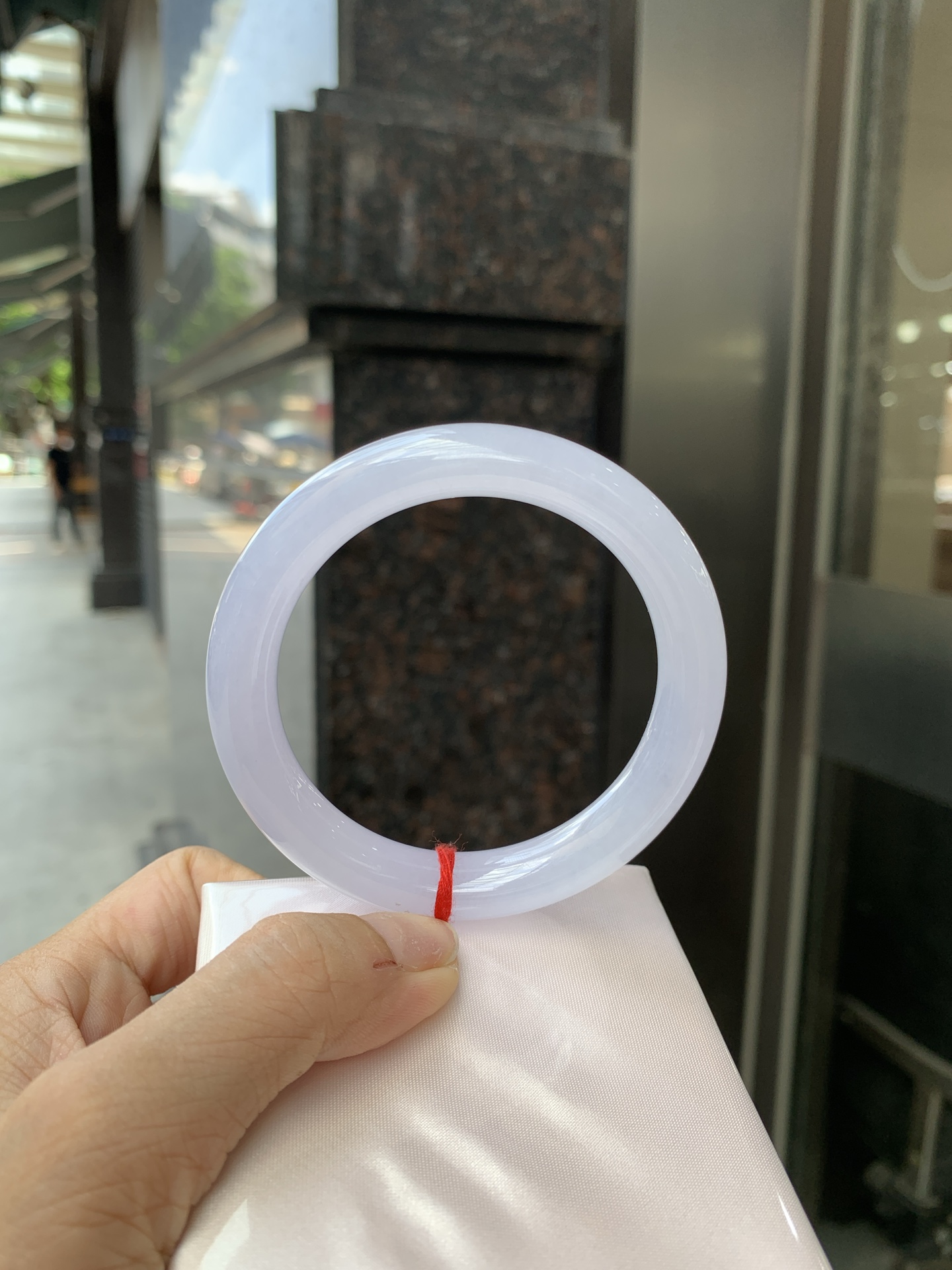 冰粉紫圆条 0621-66-02756 底妆冰润，淡淡粉紫，清透飘渺如雾般连绵，水光流转的美貌紫镯绝妙冰透，醉卧水云间，氤氲诗意的美跃然于手腕之间