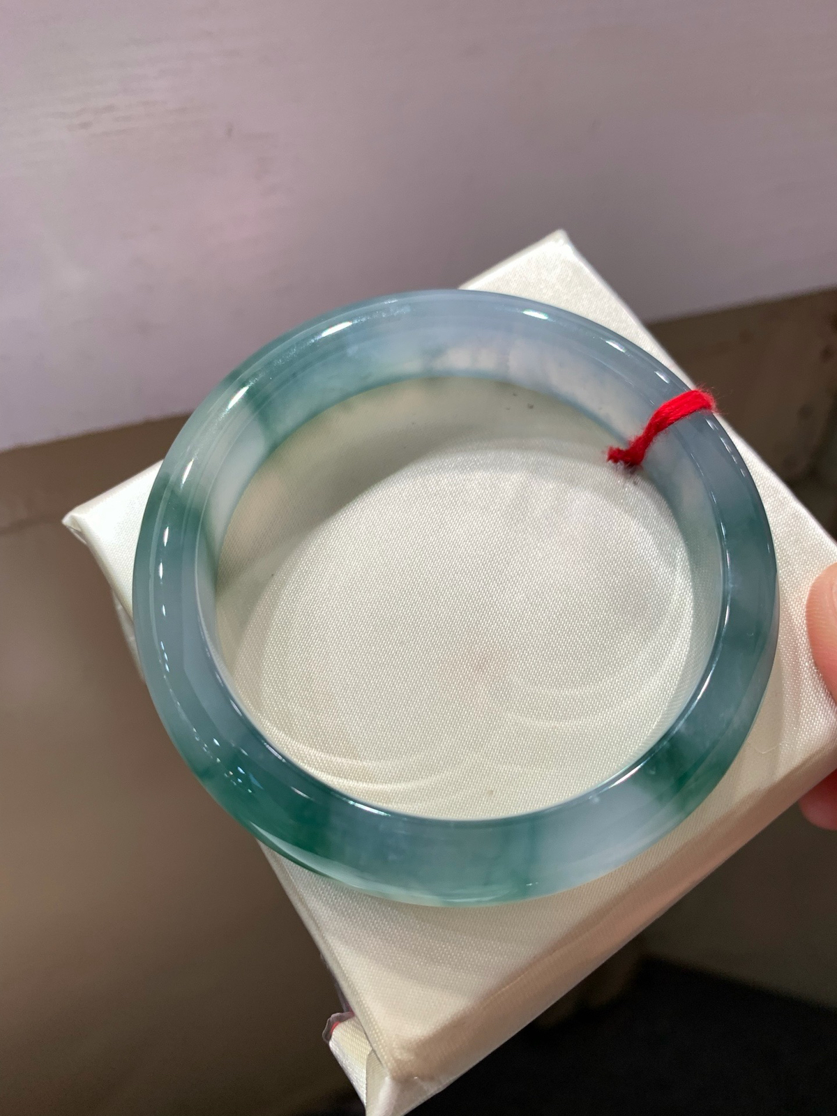 尺寸57.3/12.5/8.4，冰种飘蓝花手镯
冰透水润 种老肉细