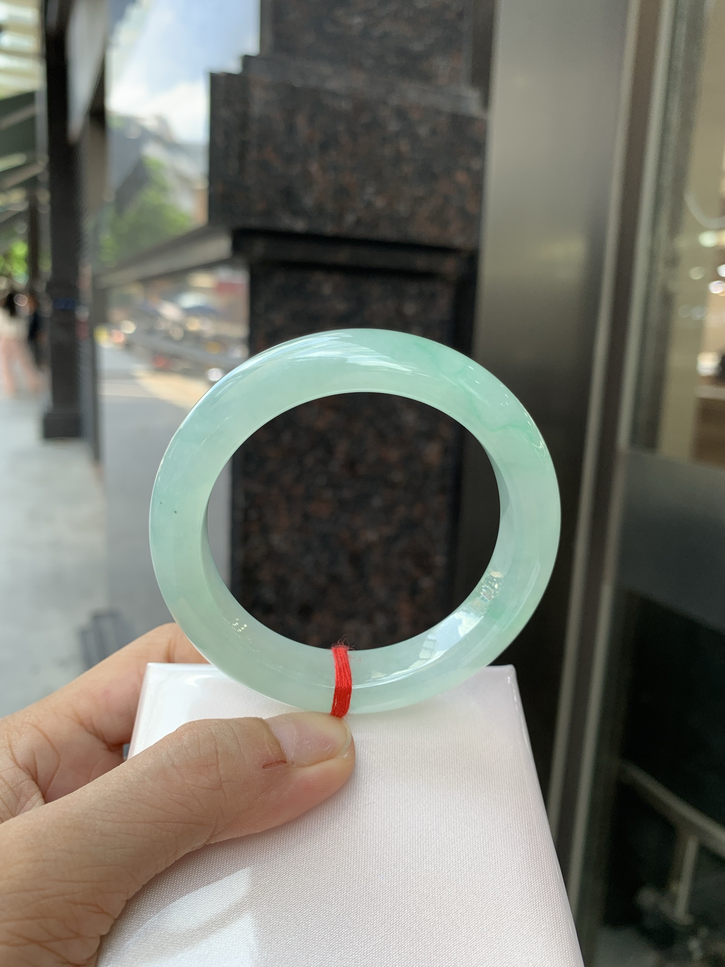 冰晴飘绿正圈 53.9-9.1-11.7 0621-65-13164 打灯细纹，底妆水润细腻，满圈晴绿底色飘金丝绿花，鲜艳得像新冒头的嫩芽，灵动清新，即柔和又充满生机