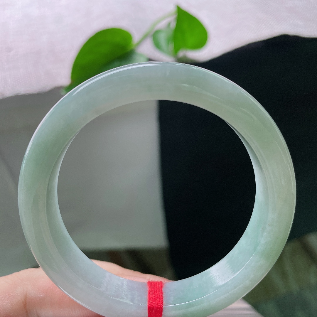 55.9/12/8.6，浅绿底正圈，清丽气质在腕间温柔舒展，水润，细腻，无裂，ss54111a